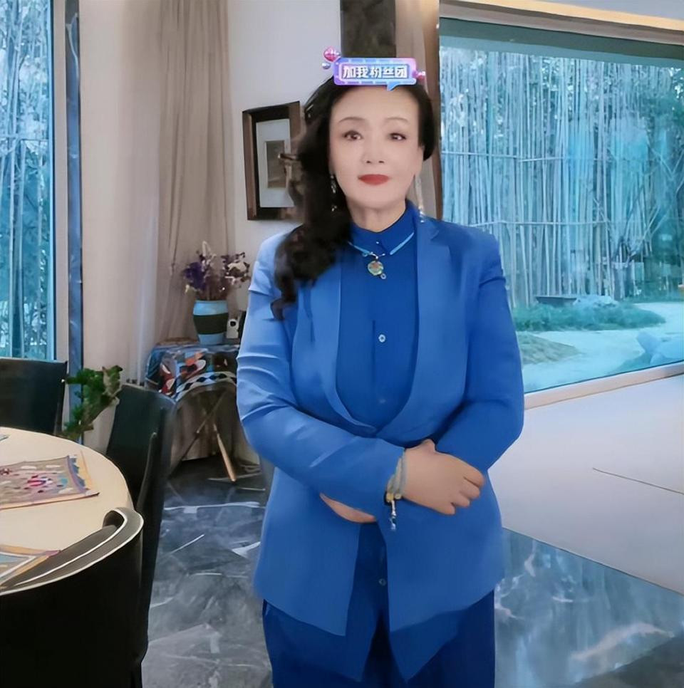 Bà Trương Lan là người giúp con trai không bị thua đau trong trận chiến truyền thông với con dâu cũ Từ Hy Viên. Bà Trương Lan là người giúp con trai không bị thua đau trong trận chiến truyền thông với con dâu cũ Từ Hy Viên.