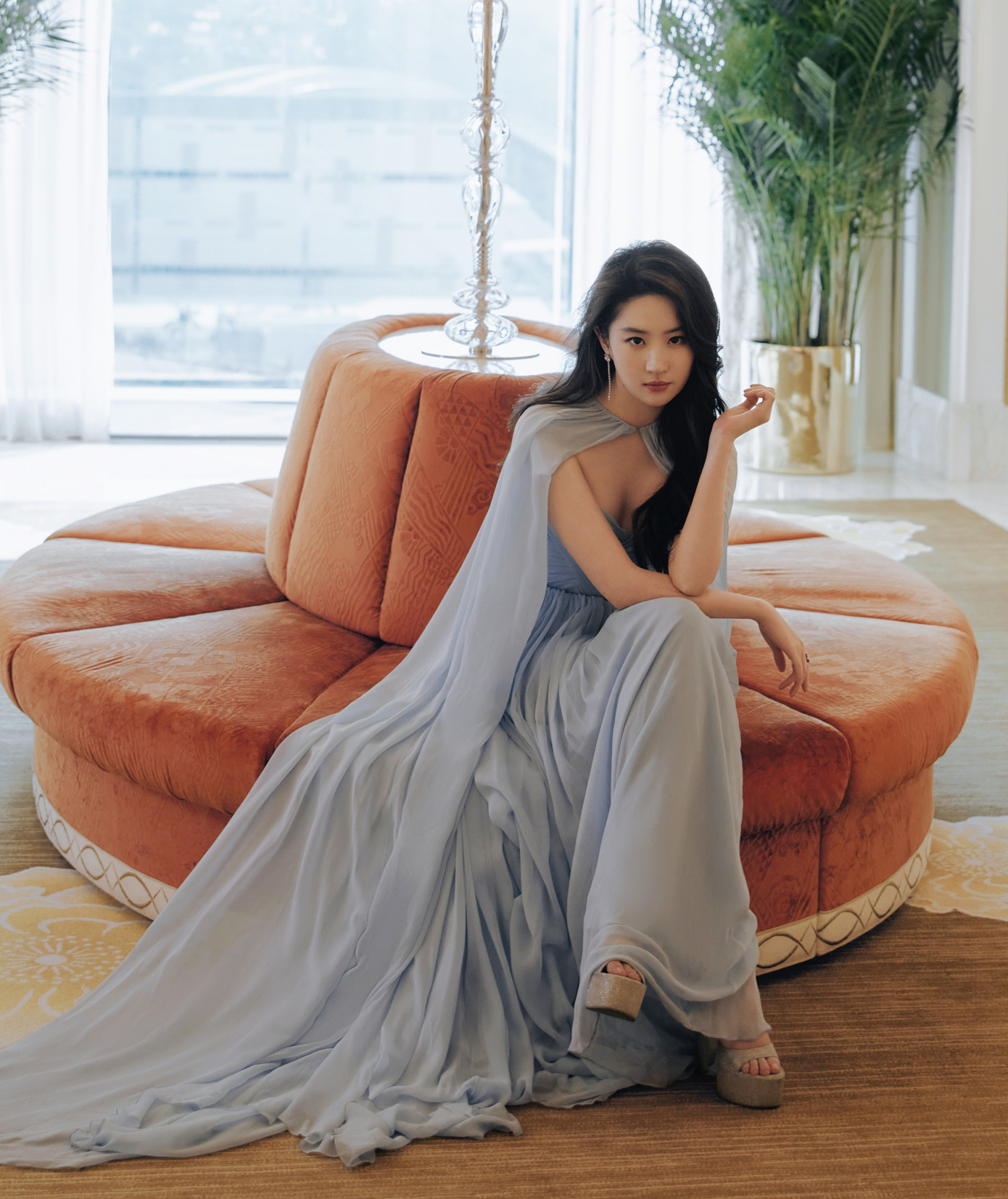 Theo Sina, Lưu Diệc Phi có nhiều năm bỏ bê mảng truyền hình để phấn đấu ở mảng điện ảnh. Tuy nhiên, cô bị đánh giá là &quot;thuốc độc phòng vé&quot;, các phim ra mắt đều thất bại về doanh thu. Song, khi trở lại với truyền hình, Lưu Diệc Phi dễ dàng đạt được thành tích tốt nhờ ngoại hình đẹp, diễn xuất ở mức khá. Mộng hoa lục là cứu cánh cho sự nghiệp đang xuống dốc của &quot;thần tiên tỷ tỷ&quot;. Đồng thời cũng là bước đi khôn ngoan của cô.