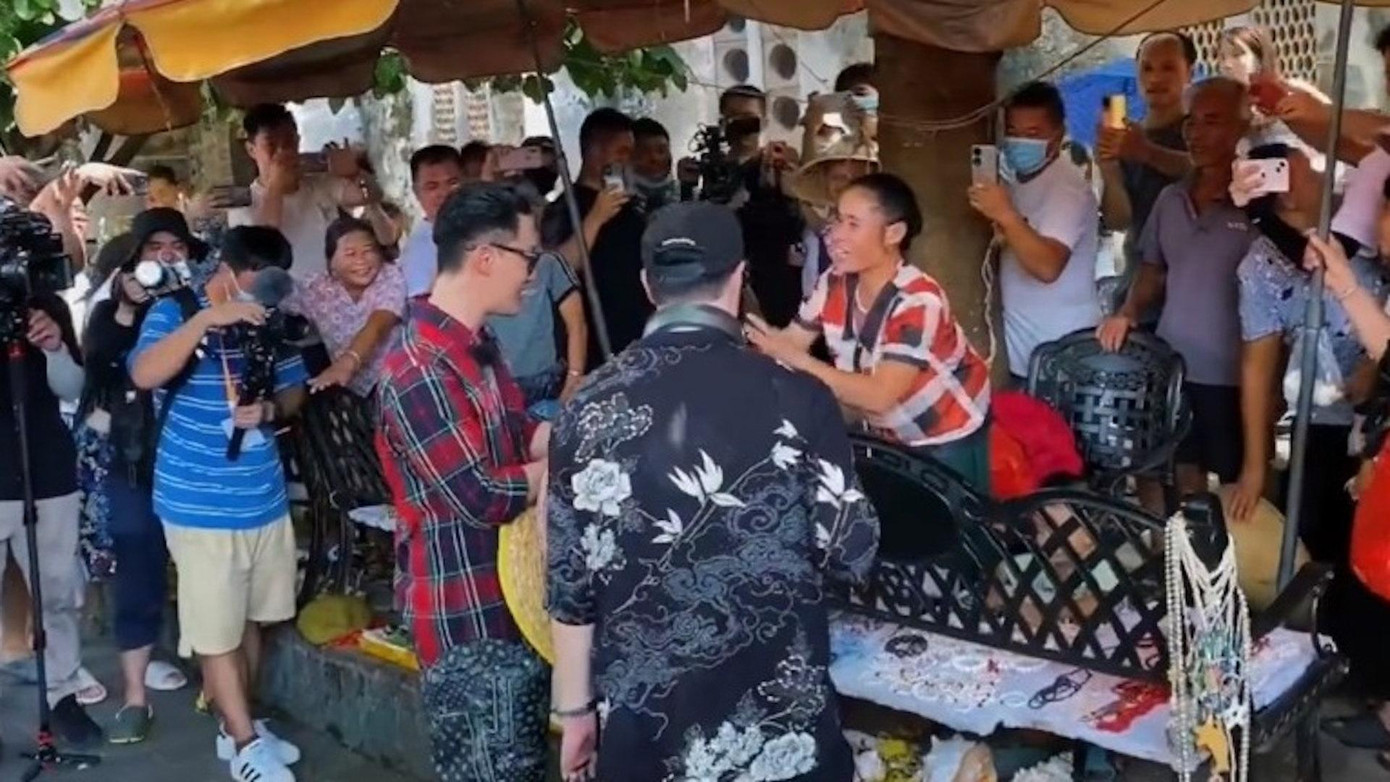 Hàng trăm khán giả chen lấn để nhìn Lâm Phong khi anh ghi hình ngoài trời.