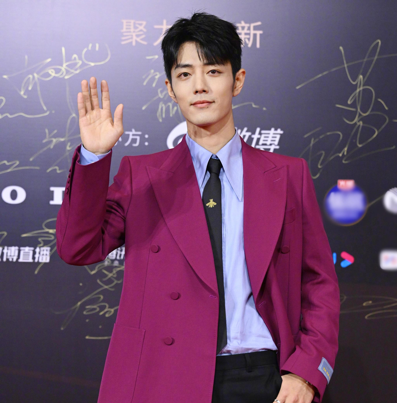 Về phía nam, Tiêu Chiến nổi bật với bộ vest hồng. Tiêu Chiến nổi lên từ phim đam mỹ Trần Tình Lệnh (2019). Hiện tại, có thể nói anh là sao nam hot nhất Trung Quốc và có sức ảnh hưởng nhất với khán giả nước ngoài. Trong khi đó, con trai của đạo diễn Trần Khải Ca, nam diễn viên Trần Phi Vũ cũng là cái tên đang lên trong giới giải trí với sức nóng của bộ phim Chiếc bật lửa và váy công chúa. Về phía nam, Tiêu Chiến nổi bật với bộ vest hồng. Tiêu Chiến nổi lên từ phim đam mỹ Trần Tình Lệnh (2019). Hiện tại, có thể nói anh là sao nam hot nhất Trung Quốc và có sức ảnh hưởng nhất với khán giả nước ngoài. Trong khi đó, con trai của đạo diễn Trần Khải Ca, nam diễn viên Trần Phi Vũ cũng là cái tên đang lên trong giới giải trí với sức nóng của bộ phim Chiếc bật lửa và váy công chúa.