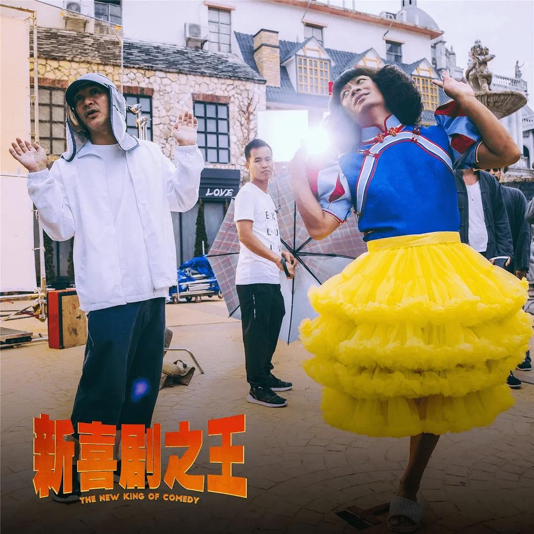 Châu Tinh Trì hướng dẫn diễn xuất cho Vương Bảo Cường trên phim trường Tân Vua hài kịch. Châu Tinh Trì hướng dẫn diễn xuất cho Vương Bảo Cường trên phim trường Tân Vua hài kịch.