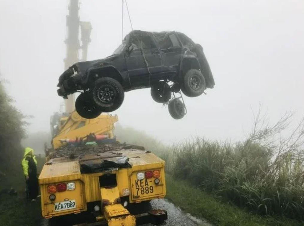 Chiếc xe của nam ca sĩ Tiêu Hoành Nhân bị biến dạng sau vụ tai nạn. Chiếc xe của nam ca sĩ Tiêu Hoành Nhân bị biến dạng sau vụ tai nạn.