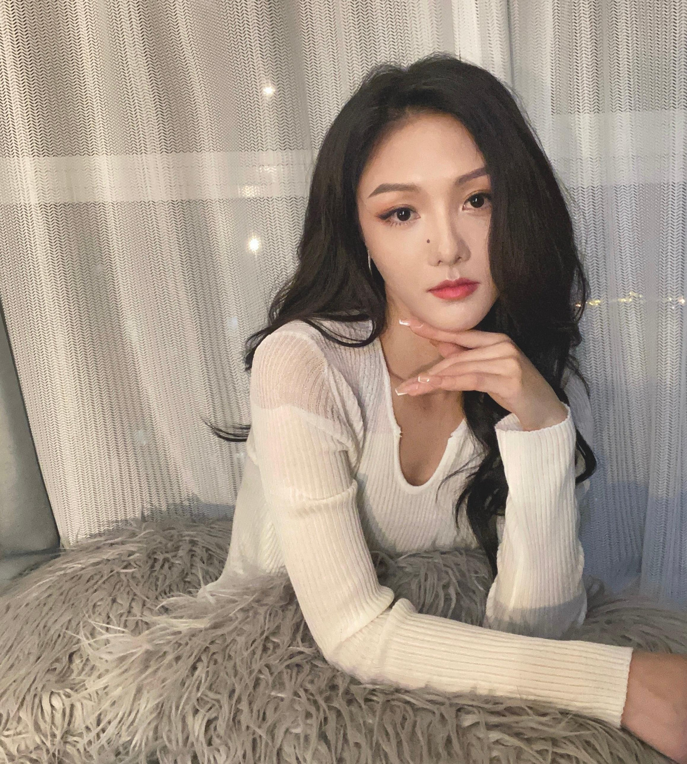 Người đẹp khác có nhiều đất diễn trong phim là Lý Mục Vân vai Từ Phán. Lý Mục Vân sinh năm 1995, xuất thân là ca sĩ, có lượng fan nhất định. Cô chưa có nhiều dự án đáng chú ý trong mảng phim ảnh.