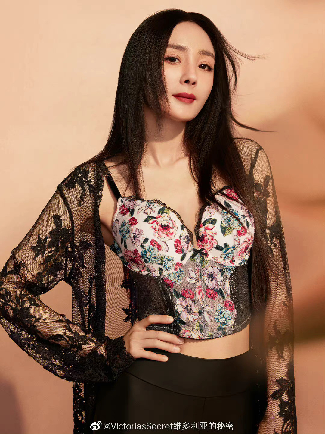 Mới đây, Dương Mịch còn bị Sohu chấm vào danh sách "nữ vương dầu mỡ, khiến khán giả ngán ngẩm". Cô là nữ diễn viên bị gán mác xấu này cùng nghệ sĩ Trương Hàn và Đỗ Thuần. Điều này ảnh hưởng không nhỏ tới danh tiếng của Dương Mịch. Trả lời phỏng vấn, cô cho biết sang năm sẽ lựa chọn những bộ phim mới mẻ hơn. Mới đây, Dương Mịch còn bị Sohu chấm vào danh sách "nữ vương dầu mỡ, khiến khán giả ngán ngẩm". Cô là nữ diễn viên bị gán mác xấu này cùng nghệ sĩ Trương Hàn và Đỗ Thuần. Điều này ảnh hưởng không nhỏ tới danh tiếng của Dương Mịch. Trả lời phỏng vấn, cô cho biết sang năm sẽ lựa chọn những bộ phim mới mẻ hơn.