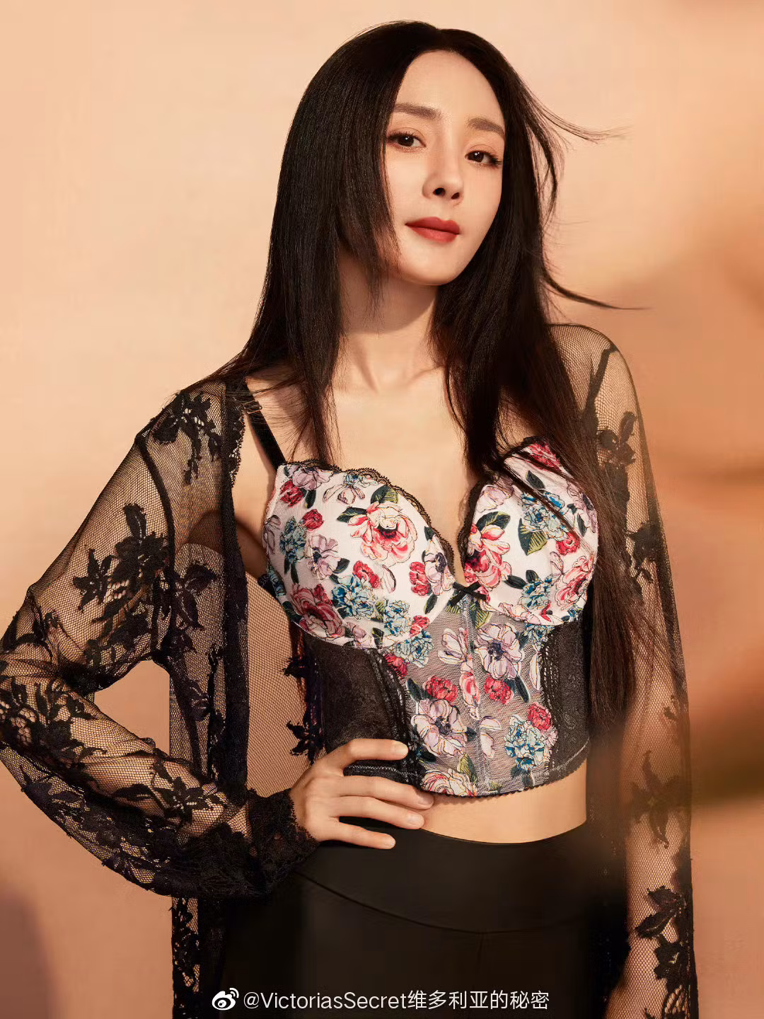 Mới đây, Dương Mịch còn bị Sohu chấm vào danh sách "nữ vương dầu mỡ, khiến khán giả ngán ngẩm". Cô là nữ diễn viên bị gán mác xấu này cùng nghệ sĩ Trương Hàn và Đỗ Thuần. Điều này ảnh hưởng không nhỏ tới danh tiếng của Dương Mịch. Trả lời phỏng vấn, cô cho biết sang năm sẽ lựa chọn những bộ phim mới mẻ hơn. Mới đây, Dương Mịch còn bị Sohu chấm vào danh sách "nữ vương dầu mỡ, khiến khán giả ngán ngẩm". Cô là nữ diễn viên bị gán mác xấu này cùng nghệ sĩ Trương Hàn và Đỗ Thuần. Điều này ảnh hưởng không nhỏ tới danh tiếng của Dương Mịch. Trả lời phỏng vấn, cô cho biết sang năm sẽ lựa chọn những bộ phim mới mẻ hơn.