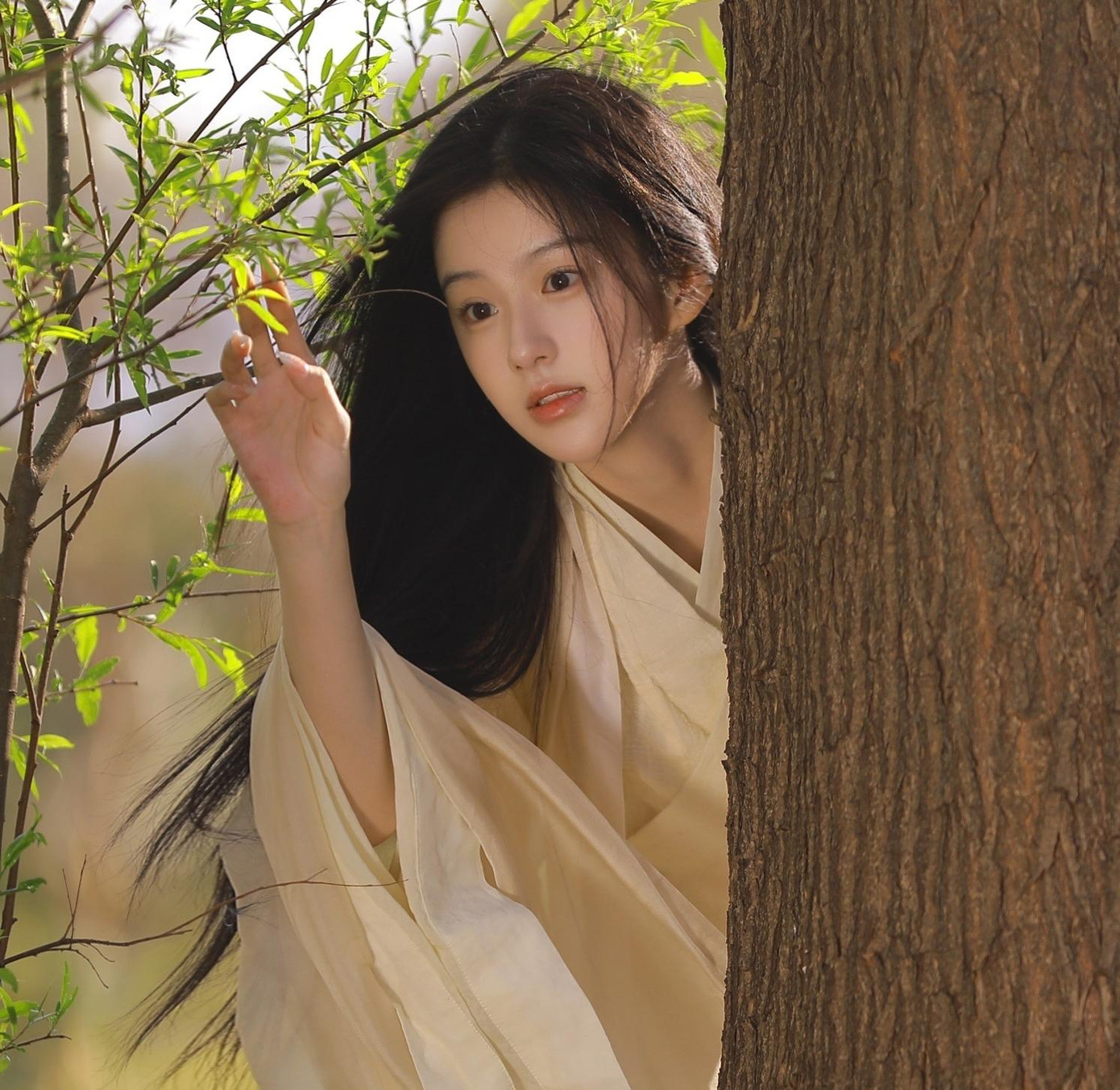 Được quan tâm hơn cả vai diễn Phùng Hành là mỹ nhân sinh năm 2002 sẽ vào vai Hoàng Dung - Bao Thượng Ân. Bao Thượng Ân có ngoại hình xinh đẹp nổi bật, khả năng diễn xuất được đánh giá cao. Tuy nhiên, vai diễn Hoàng Dung từng được thể hiện thành công trên màn ảnh bởi các đàn chị như Châu Tấn, Lâm Y Thần, Chu Ân, Ông Mỹ Linh, Lý Nhất Đồng... Do đó, đây là cơ hội và cũng là thách thức lớn đối với Bao Thượng Ân. Được quan tâm hơn cả vai diễn Phùng Hành là mỹ nhân sinh năm 2002 sẽ vào vai Hoàng Dung - Bao Thượng Ân. Bao Thượng Ân có ngoại hình xinh đẹp nổi bật, khả năng diễn xuất được đánh giá cao. Tuy nhiên, vai diễn Hoàng Dung từng được thể hiện thành công trên màn ảnh bởi các đàn chị như Châu Tấn, Lâm Y Thần, Chu Ân, Ông Mỹ Linh, Lý Nhất Đồng... Do đó, đây là cơ hội và cũng là thách thức lớn đối với Bao Thượng Ân.