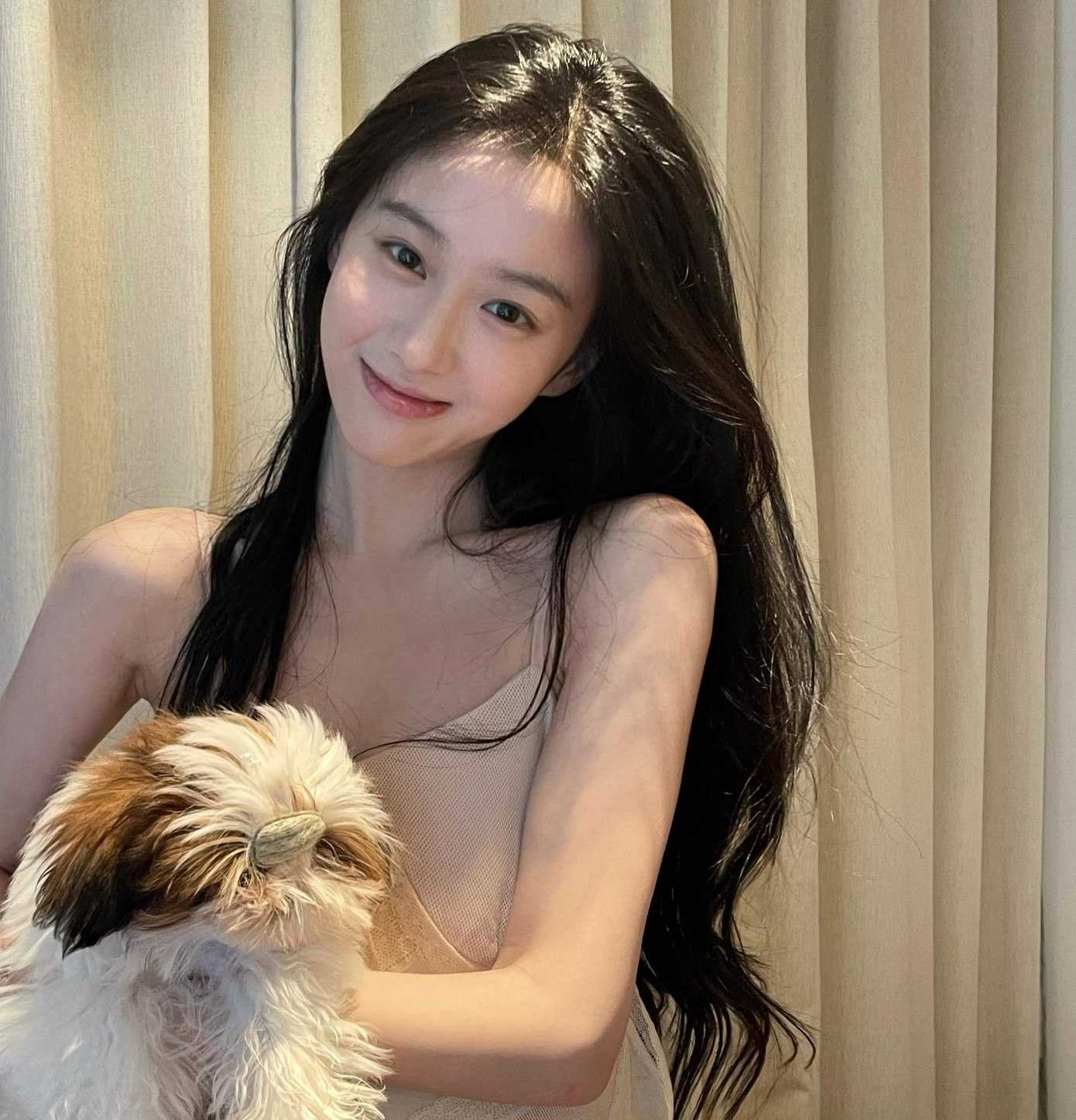 Được quan tâm hơn cả vai diễn Phùng Hành là mỹ nhân sinh năm 2002 sẽ vào vai Hoàng Dung - Bao Thượng Ân. Bao Thượng Ân có ngoại hình xinh đẹp nổi bật, khả năng diễn xuất được đánh giá cao. Tuy nhiên, vai diễn Hoàng Dung từng được thể hiện thành công trên màn ảnh bởi các đàn chị như Châu Tấn, Lâm Y Thần, Chu Ân, Ông Mỹ Linh, Lý Nhất Đồng... Do đó, đây là cơ hội và cũng là thách thức lớn đối với Bao Thượng Ân. Được quan tâm hơn cả vai diễn Phùng Hành là mỹ nhân sinh năm 2002 sẽ vào vai Hoàng Dung - Bao Thượng Ân. Bao Thượng Ân có ngoại hình xinh đẹp nổi bật, khả năng diễn xuất được đánh giá cao. Tuy nhiên, vai diễn Hoàng Dung từng được thể hiện thành công trên màn ảnh bởi các đàn chị như Châu Tấn, Lâm Y Thần, Chu Ân, Ông Mỹ Linh, Lý Nhất Đồng... Do đó, đây là cơ hội và cũng là thách thức lớn đối với Bao Thượng Ân.