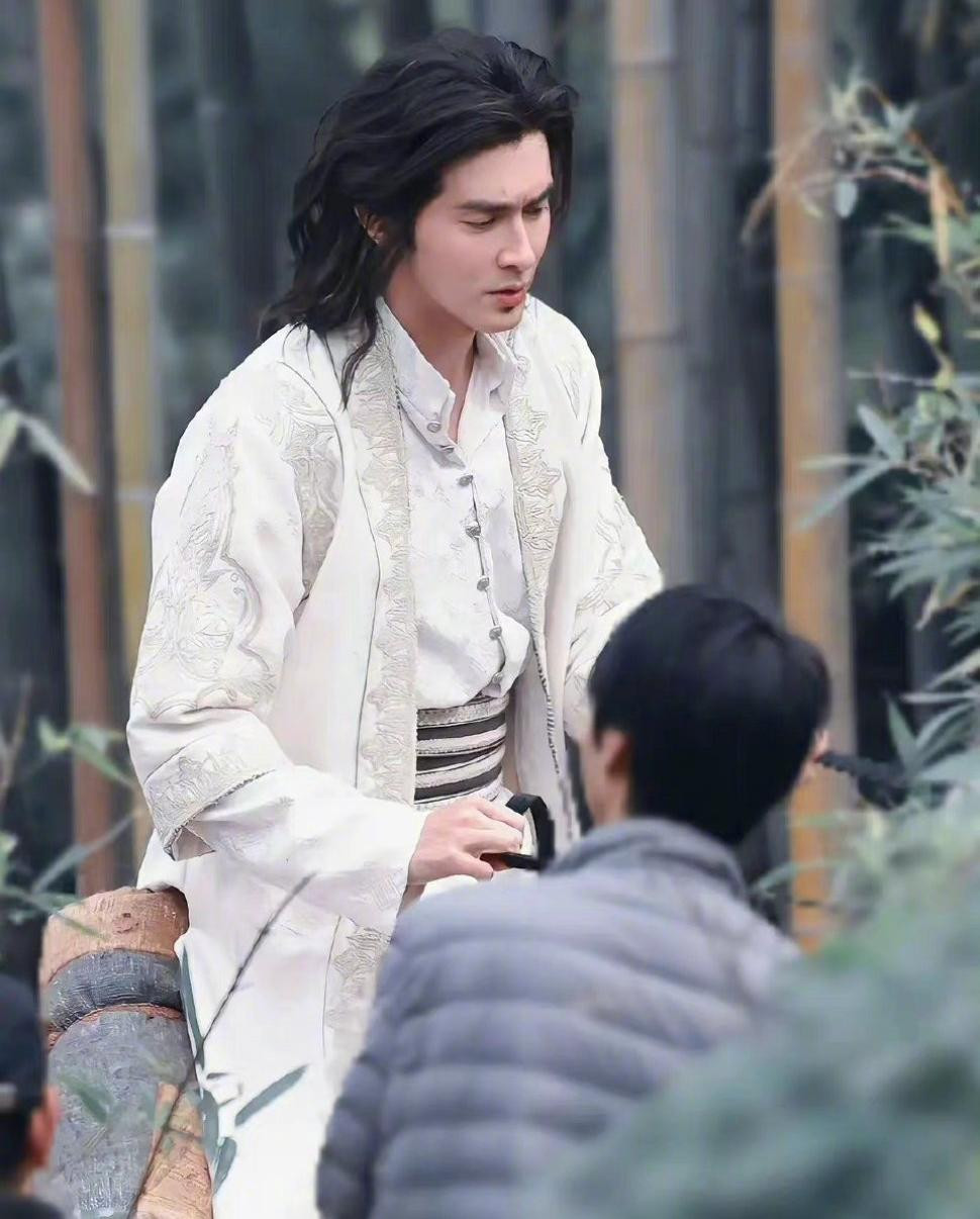 Sina đưa tin mới đây bộ phim Đông Tà Tây Độc do công ty giải trí Diệu Khách sản xuất đã tổ chức lễ khai máy ngày 26/10. Dàn diễn viên gồm Cao Vỹ Quang, Trần Đô Linh, Chu Nhất Vi, Minh Đạo, Hà Nhuận Đông, Hoàng Nghệ, Bao Thượng Ân, Thử Sa. Sina đưa tin mới đây bộ phim Đông Tà Tây Độc do công ty giải trí Diệu Khách sản xuất đã tổ chức lễ khai máy ngày 26/10. Dàn diễn viên gồm Cao Vỹ Quang, Trần Đô Linh, Chu Nhất Vi, Minh Đạo, Hà Nhuận Đông, Hoàng Nghệ, Bao Thượng Ân, Thử Sa.