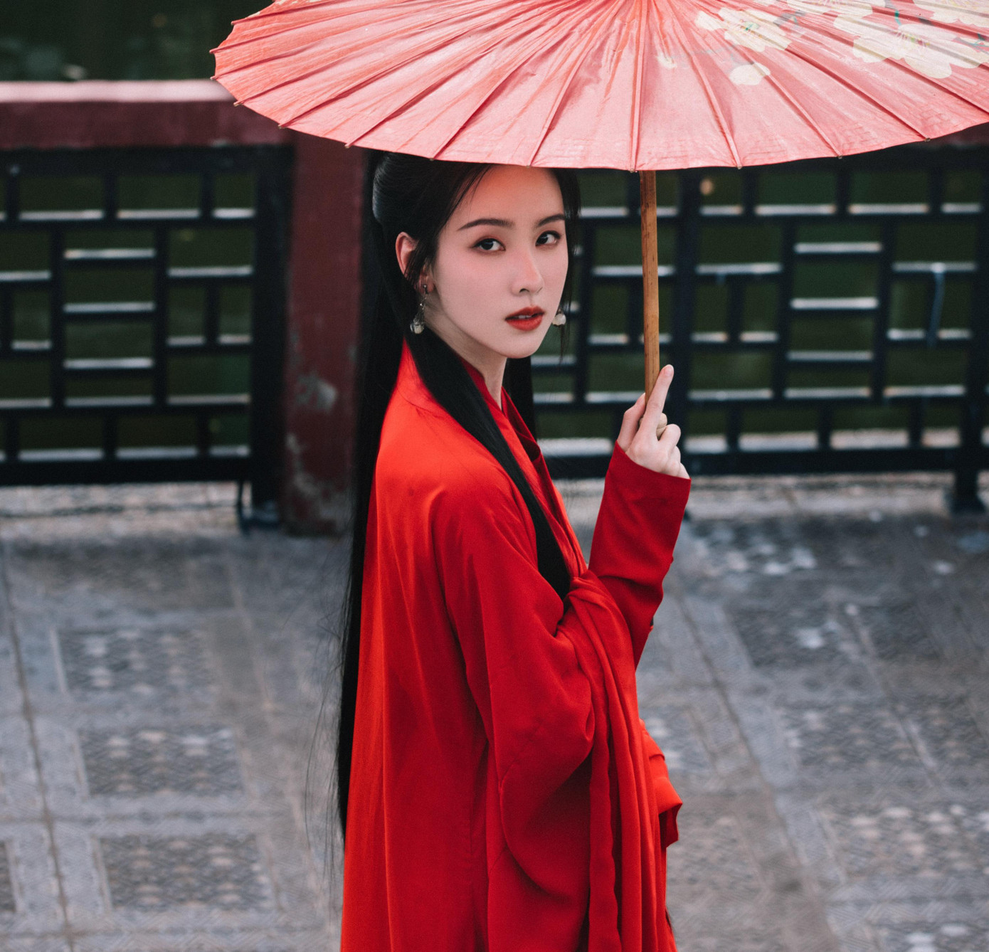 Mỹ nhân cổ trang Trần Đô Linh đóng vai Phùng Hành, vợ Hoàng Dược Sư. Trần Đô Linh có vẻ đẹp trong trẻo, nhẹ nhàng, là ngôi sao 9X đang được yêu thích. Nhân vật Phùng Hành chết ngay sau khi sinh con gái Hoàng Dung, nên đất diễn của Trần Đô Linh dự kiến không nhiều. Người đẹp từng đóng trong Tai trái (do Tô Hữu Bằng làm đạo diễn), Cảnh đẹp ngày vui biết bao giờ. Mỹ nhân cổ trang Trần Đô Linh đóng vai Phùng Hành, vợ Hoàng Dược Sư. Trần Đô Linh có vẻ đẹp trong trẻo, nhẹ nhàng, là ngôi sao 9X đang được yêu thích. Nhân vật Phùng Hành chết ngay sau khi sinh con gái Hoàng Dung, nên đất diễn của Trần Đô Linh dự kiến không nhiều. Người đẹp từng đóng trong Tai trái (do Tô Hữu Bằng làm đạo diễn), Cảnh đẹp ngày vui biết bao giờ.