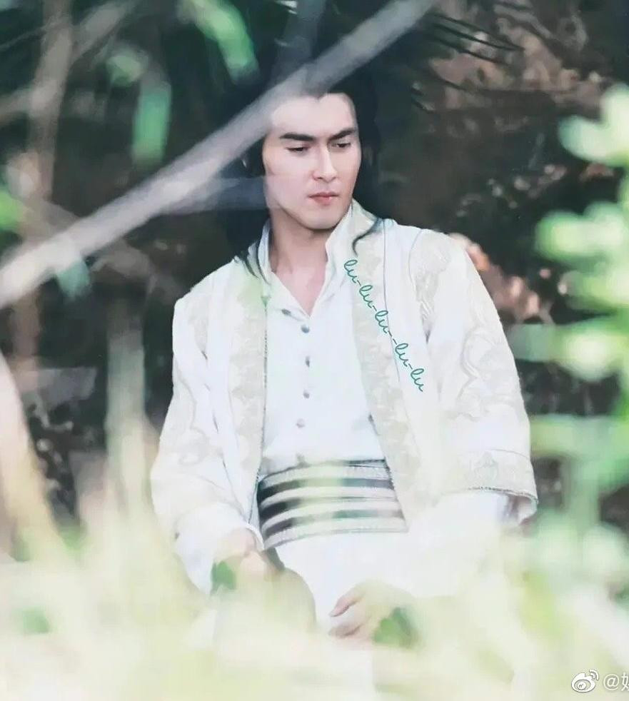 Sina đưa tin mới đây bộ phim Đông Tà Tây Độc do công ty giải trí Diệu Khách sản xuất đã tổ chức lễ khai máy ngày 26/10. Dàn diễn viên gồm Cao Vỹ Quang, Trần Đô Linh, Chu Nhất Vi, Minh Đạo, Hà Nhuận Đông, Hoàng Nghệ, Bao Thượng Ân, Thử Sa. Sina đưa tin mới đây bộ phim Đông Tà Tây Độc do công ty giải trí Diệu Khách sản xuất đã tổ chức lễ khai máy ngày 26/10. Dàn diễn viên gồm Cao Vỹ Quang, Trần Đô Linh, Chu Nhất Vi, Minh Đạo, Hà Nhuận Đông, Hoàng Nghệ, Bao Thượng Ân, Thử Sa.