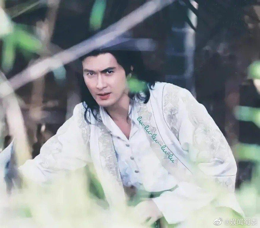 Đông Tà Tây Độc chỉ có thời lượng 8 tập, là một trong 5 dự án thuộc series phim Anh hùng xạ điêu. Các phần phim khác bao gồm Thiết huyết đan tâm, Nam Đế Bắc Cái , Cửu Âm Chân Kinh, Hoa Sơn luận kiếm. Đông Tà Tây Độc chỉ có thời lượng 8 tập, là một trong 5 dự án thuộc series phim Anh hùng xạ điêu. Các phần phim khác bao gồm Thiết huyết đan tâm, Nam Đế Bắc Cái , Cửu Âm Chân Kinh, Hoa Sơn luận kiếm.