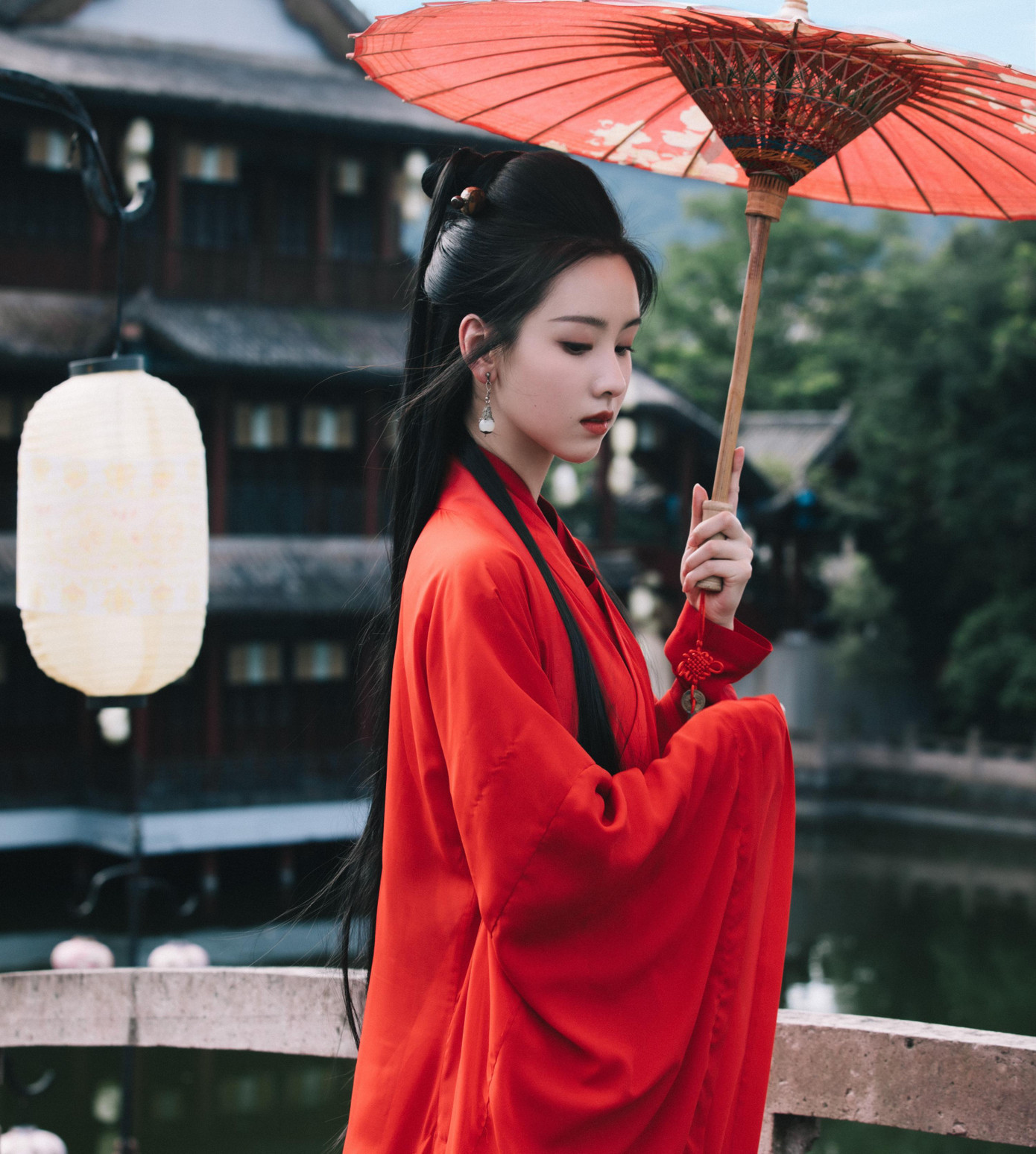 Mỹ nhân cổ trang Trần Đô Linh đóng vai Phùng Hành, vợ Hoàng Dược Sư. Trần Đô Linh có vẻ đẹp trong trẻo, nhẹ nhàng, là ngôi sao 9X đang được yêu thích. Nhân vật Phùng Hành chết ngay sau khi sinh con gái Hoàng Dung, nên đất diễn của Trần Đô Linh dự kiến không nhiều. Người đẹp từng đóng trong Tai trái (do Tô Hữu Bằng làm đạo diễn), Cảnh đẹp ngày vui biết bao giờ. Mỹ nhân cổ trang Trần Đô Linh đóng vai Phùng Hành, vợ Hoàng Dược Sư. Trần Đô Linh có vẻ đẹp trong trẻo, nhẹ nhàng, là ngôi sao 9X đang được yêu thích. Nhân vật Phùng Hành chết ngay sau khi sinh con gái Hoàng Dung, nên đất diễn của Trần Đô Linh dự kiến không nhiều. Người đẹp từng đóng trong Tai trái (do Tô Hữu Bằng làm đạo diễn), Cảnh đẹp ngày vui biết bao giờ.