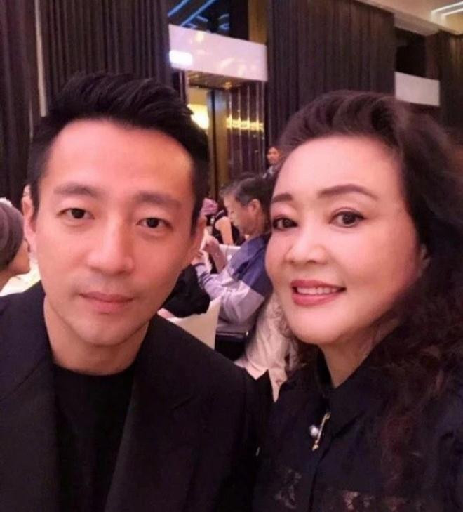 Bà Trương Lan là người giúp con trai không bị thua đau trong trận chiến truyền thông với con dâu cũ Từ Hy Viên. Bà Trương Lan là người giúp con trai không bị thua đau trong trận chiến truyền thông với con dâu cũ Từ Hy Viên.