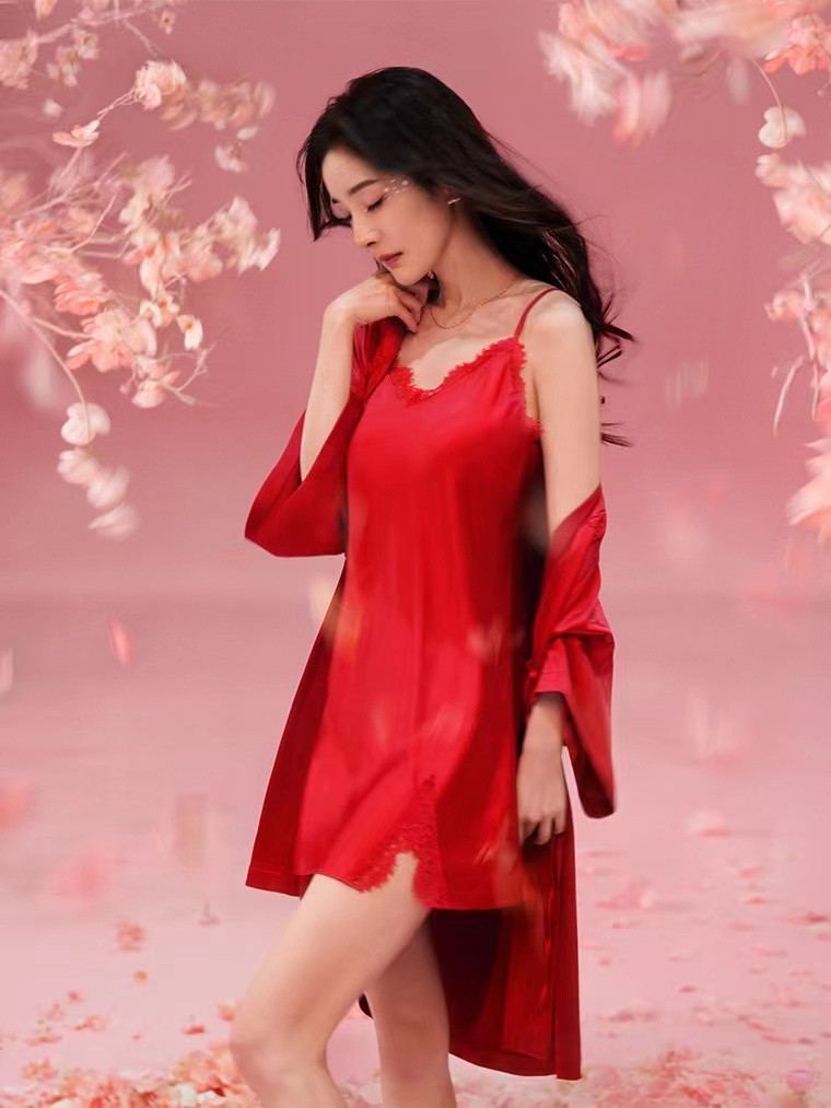 Chỉ với đôi chân đẹp, Dương Mịch đã được mời quảng cáo quần jean, tất da chân, giày đủ kiểu... Dương Mịch được coi là nghệ sĩ biết cách khai thác hết mức giá trị thương hiệu của mình. Cô còn có biệt danh "nữ hoàng mang hàng", khi mỗi sản phẩm mà Dương Mịch sử dụng đều nhanh chóng được người hâm mộ săn lùng. Chỉ với đôi chân đẹp, Dương Mịch đã được mời quảng cáo quần jean, tất da chân, giày đủ kiểu... Dương Mịch được coi là nghệ sĩ biết cách khai thác hết mức giá trị thương hiệu của mình. Cô còn có biệt danh "nữ hoàng mang hàng", khi mỗi sản phẩm mà Dương Mịch sử dụng đều nhanh chóng được người hâm mộ săn lùng.