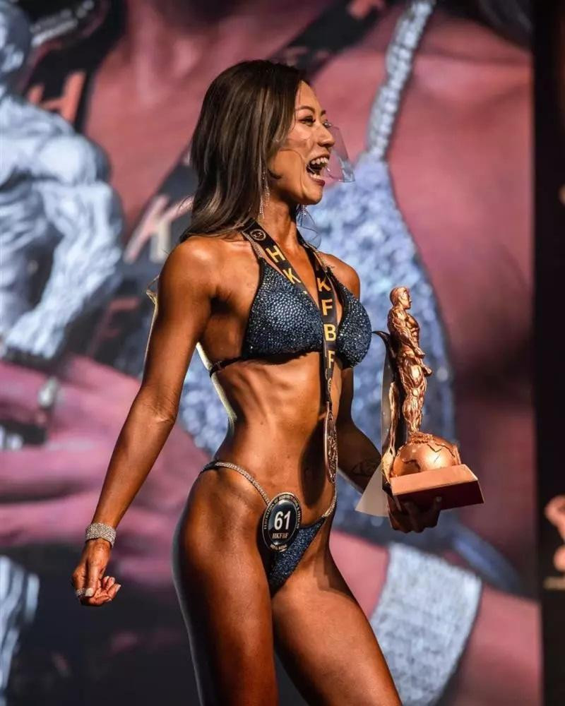 Kit từng là huấn luyện viên thể hình, chiến thắng trong cuộc thi Miss Bikini Hong Kong.