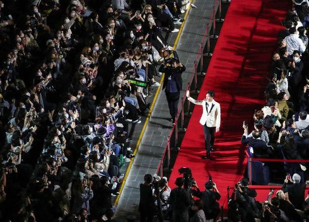 SBS đưa tin lễ khai mạc Liên hoan phim quốc tế Busan được tổ chức ngày 5/10. Hàng trăm nghệ sĩ đã có mặt tại nhà hát ngoài trời Trung tâm điện ảnh Busan ở Haeundae để tham gia buổi lễ, trong đó có ngôi sao gạo cội Song Kang Ho, huyền thoại điện ảnh Hoa ngữ Lương Triều Vỹ, "Hoàng tử giới giải trí" Thái Lan Mario Maurer.