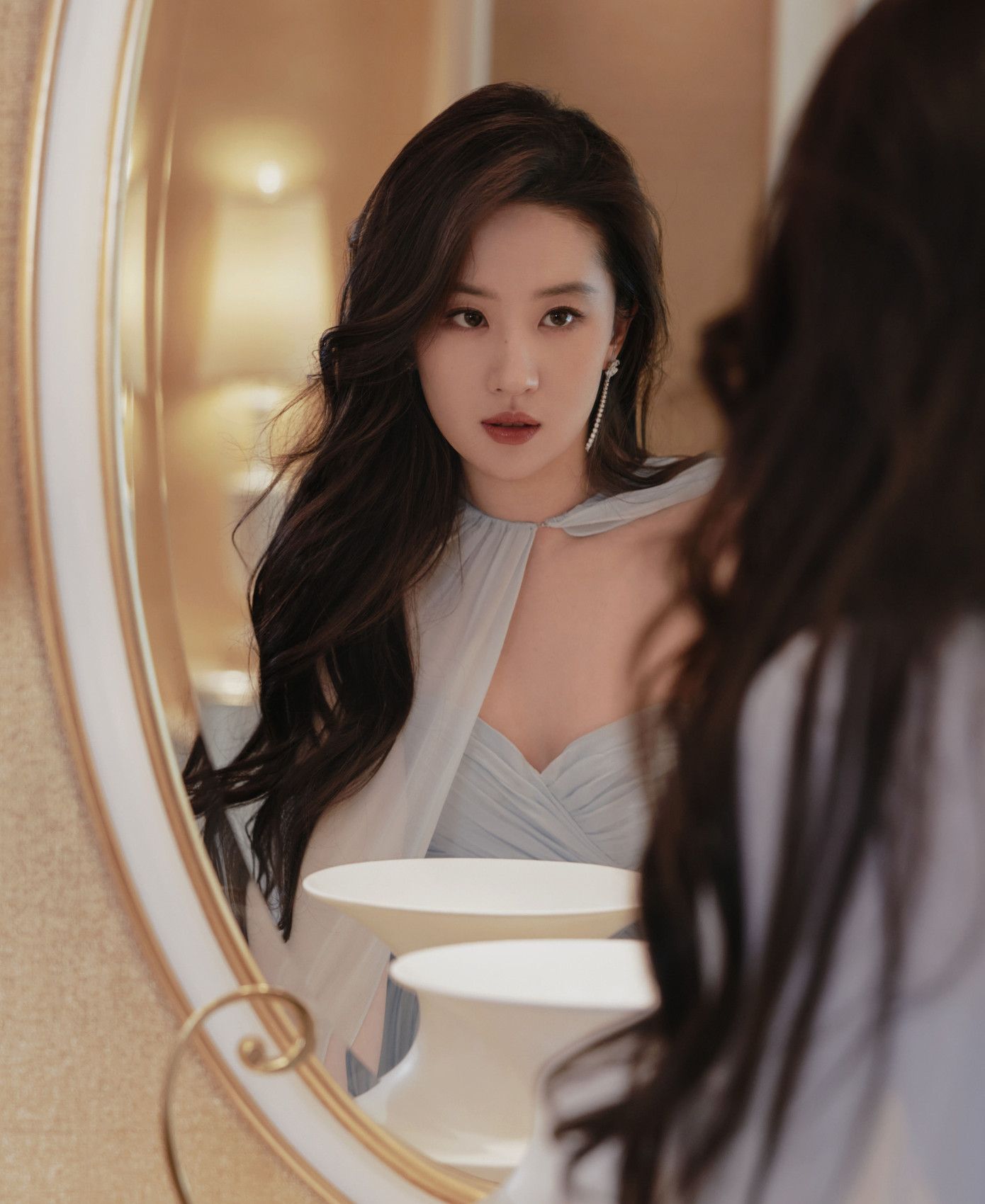 Sắp tới, Lưu Diệc Phi có bộ phim Đi đến nơi có gió lên sóng. Đây là tác phẩm thuộc kiểu đề tài &quot;bỏ phố về quê&quot;. Trong đó, người đẹp vào vai Hứa Đậu Hồng. Sau cái chết của người bạn thân, cuộc sống và công việc của Hứa Đậu Hồng đều rơi vào bế tắc. Cô quyết định bỏ việc và đến thôn Vân Miêu tại Đại Lý du lịch, nhằm cân bằng cuộc sống. Tại đây, Hứa Hồng Đậu gặp Tạ Chi Dao (Lý Hiện đóng), một thanh niên bỏ công việc lương cao tại thành phố để về quê sống. Họ tìm thấy ở nhau sự đồng điều trong tâm hồn và lý tưởng, do đó họ quyết định cùng xây dựng khách sạn, khai phá làng du lịch để giúp quê hương đổi mới.