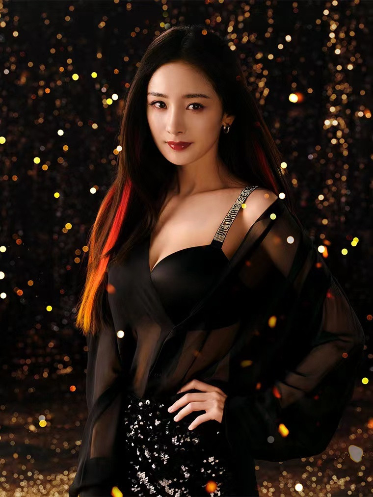 Theo Sina, Dương Mịch là một trong những nữ hoàng quảng cáo tại Trung Quốc. Nữ diễn viên hợp tác với hơn 20 thương hiệu và thường xuyên xuất hiện trong các sự kiện giới thiệu sản phẩm. Theo Sina, Dương Mịch là một trong những nữ hoàng quảng cáo tại Trung Quốc. Nữ diễn viên hợp tác với hơn 20 thương hiệu và thường xuyên xuất hiện trong các sự kiện giới thiệu sản phẩm.