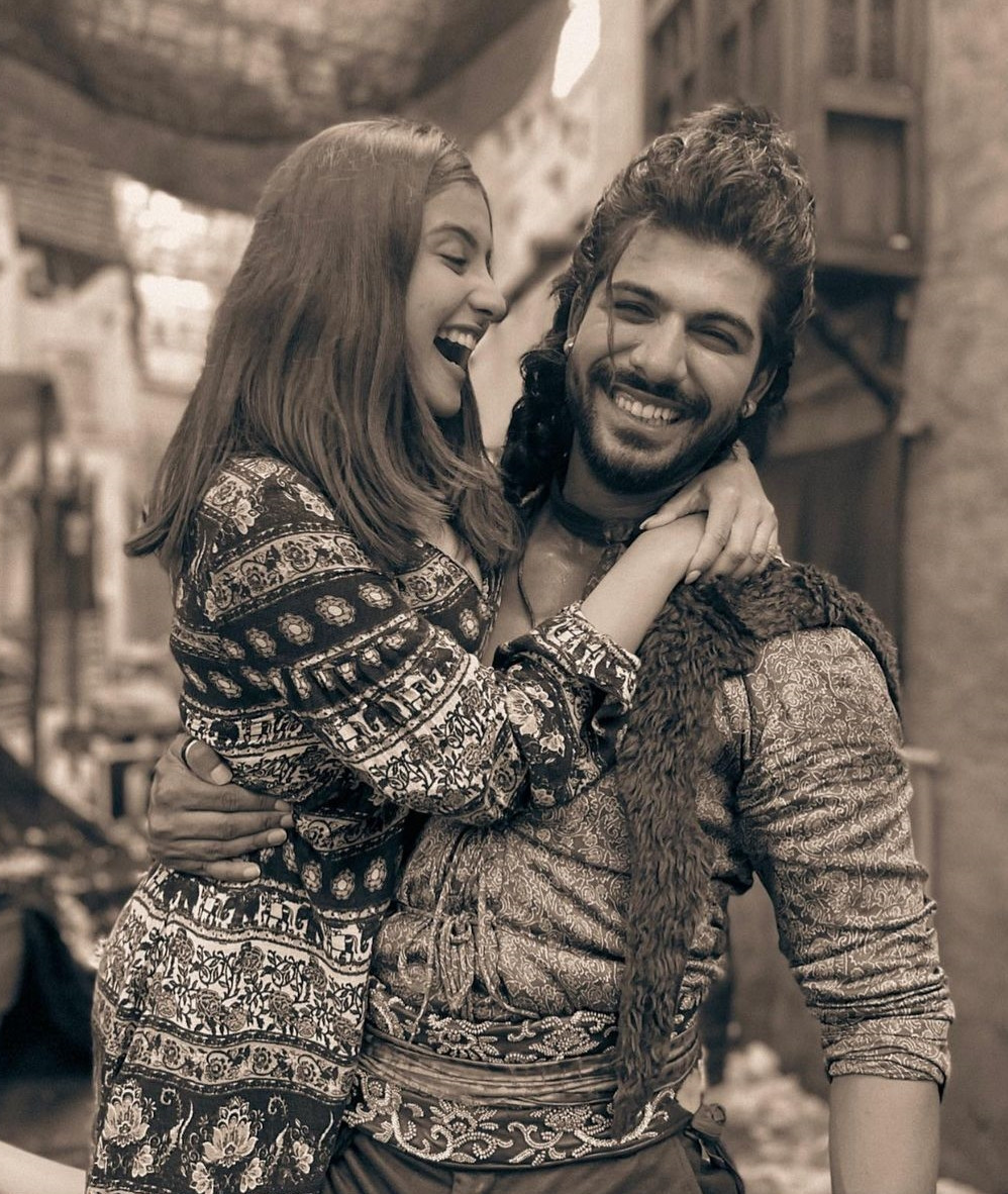 Tunisha Sharma là sao trẻ nổi tiếng tại Ấn Độ. Cô qua đời sau khi tự tử trong phòng hóa trang.