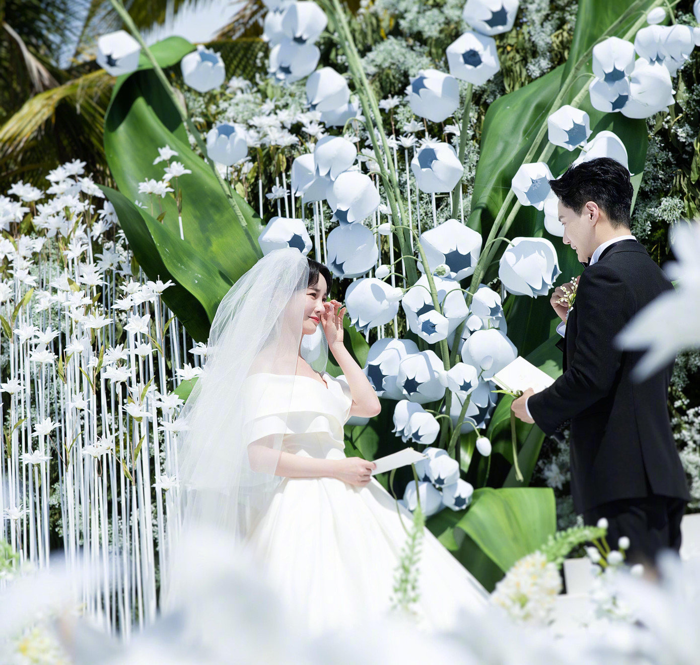 Trương Mông và Kim Ân Thánh bắt đầu hẹn hò từ năm 2020. Lúc đầu, chuyện tình của họ gây ồn ào vì bạn gái cũ của nam MC là Trần Mộc Mộc tố Trương Mông chen vào tình cảm của cô. Đáng nói là nữ diễn viên Thiên long bát bộ từng nhiều lần bị chỉ trích là người thứ ba, khiến danh tiếng và sự nghiệp của cô bị ảnh hưởng nghiêm trọng. Scandal tình ái chỉ dừng lại khi Kim Ân Thánh lên tiếng bảo vệ Trương Mông và đe dọa tố cáo Trần Mộc Mộc.