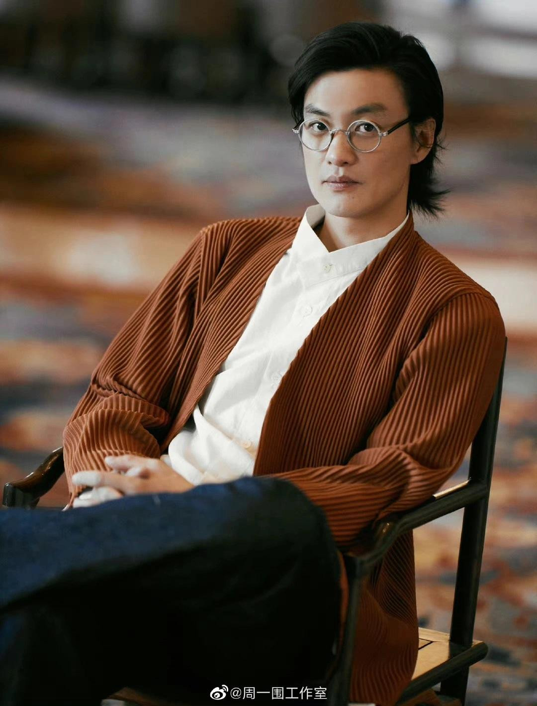 Vai nam chính khác là "Đông Tà" Hoàng Dược Sư do Chu Nhất Vi thủ vai. Trong loạt ảnh hậu trường, tạo hình của Chu Nhất Vi được nhận xét kém nổi bật hơn so với "Âu Dương Phong" Cao Vỹ Quang. Hoàng Dược Sư là đảo chủ của Đào Hoa Đảo. Ông trên thông thiên văn, dưới tường địa lý, cầm kỳ thi họa đa nghệ và giỏi võ. Các tuyệt kỹ của ông là Lạc Anh thần kiếm chưởng, Ngọc Tiêu kiếm pháp, Đàn chỉ thần công... Tuy nhiên, Hoàng Dược Sư cũng được biết đến là người có tính tình cổ quái, kiêu ngạo và bất cần. Chu Nhất Vi là diễn viên thực lực của Trung Quốc, từng tham gia Thượng dương phú, Trường An 12 canh giờ... Vai nam chính khác là "Đông Tà" Hoàng Dược Sư do Chu Nhất Vi thủ vai. Trong loạt ảnh hậu trường, tạo hình của Chu Nhất Vi được nhận xét kém nổi bật hơn so với "Âu Dương Phong" Cao Vỹ Quang. Hoàng Dược Sư là đảo chủ của Đào Hoa Đảo. Ông trên thông thiên văn, dưới tường địa lý, cầm kỳ thi họa đa nghệ và giỏi võ. Các tuyệt kỹ của ông là Lạc Anh thần kiếm chưởng, Ngọc Tiêu kiếm pháp, Đàn chỉ thần công... Tuy nhiên, Hoàng Dược Sư cũng được biết đến là người có tính tình cổ quái, kiêu ngạo và bất cần. Chu Nhất Vi là diễn viên thực lực của Trung Quốc, từng tham gia Thượng dương phú, Trường An 12 canh giờ...