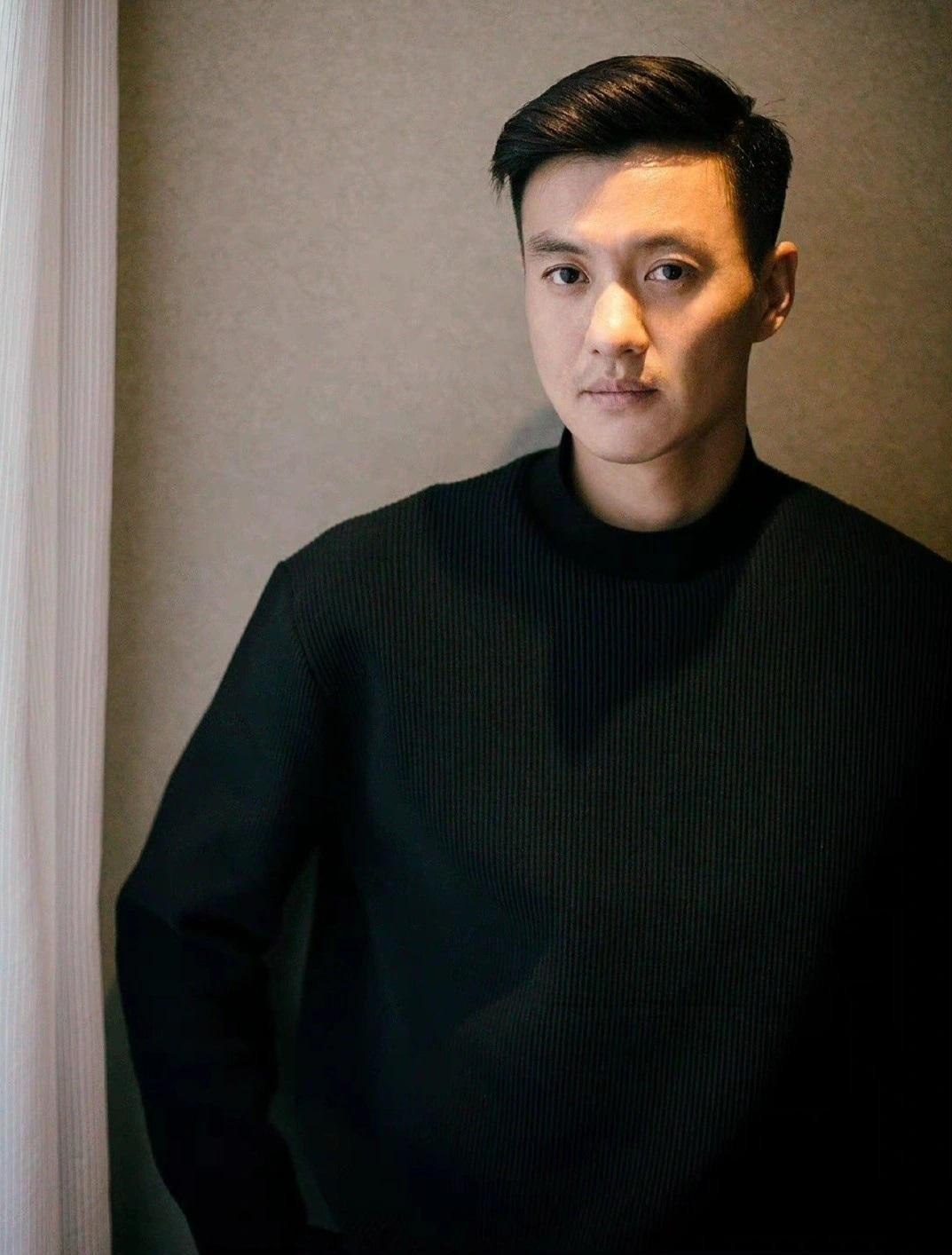 Vai nam chính khác là "Đông Tà" Hoàng Dược Sư do Chu Nhất Vi thủ vai. Trong loạt ảnh hậu trường, tạo hình của Chu Nhất Vi được nhận xét kém nổi bật hơn so với "Âu Dương Phong" Cao Vỹ Quang. Hoàng Dược Sư là đảo chủ của Đào Hoa Đảo. Ông trên thông thiên văn, dưới tường địa lý, cầm kỳ thi họa đa nghệ và giỏi võ. Các tuyệt kỹ của ông là Lạc Anh thần kiếm chưởng, Ngọc Tiêu kiếm pháp, Đàn chỉ thần công... Tuy nhiên, Hoàng Dược Sư cũng được biết đến là người có tính tình cổ quái, kiêu ngạo và bất cần. Chu Nhất Vi là diễn viên thực lực của Trung Quốc, từng tham gia Thượng dương phú, Trường An 12 canh giờ... Vai nam chính khác là "Đông Tà" Hoàng Dược Sư do Chu Nhất Vi thủ vai. Trong loạt ảnh hậu trường, tạo hình của Chu Nhất Vi được nhận xét kém nổi bật hơn so với "Âu Dương Phong" Cao Vỹ Quang. Hoàng Dược Sư là đảo chủ của Đào Hoa Đảo. Ông trên thông thiên văn, dưới tường địa lý, cầm kỳ thi họa đa nghệ và giỏi võ. Các tuyệt kỹ của ông là Lạc Anh thần kiếm chưởng, Ngọc Tiêu kiếm pháp, Đàn chỉ thần công... Tuy nhiên, Hoàng Dược Sư cũng được biết đến là người có tính tình cổ quái, kiêu ngạo và bất cần. Chu Nhất Vi là diễn viên thực lực của Trung Quốc, từng tham gia Thượng dương phú, Trường An 12 canh giờ...