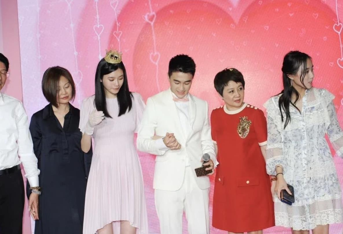 Tuy nhiên, sự kiện bị chê khoa trương và giả tạo. Tuy nhiên, sự kiện bị chê khoa trương và giả tạo.