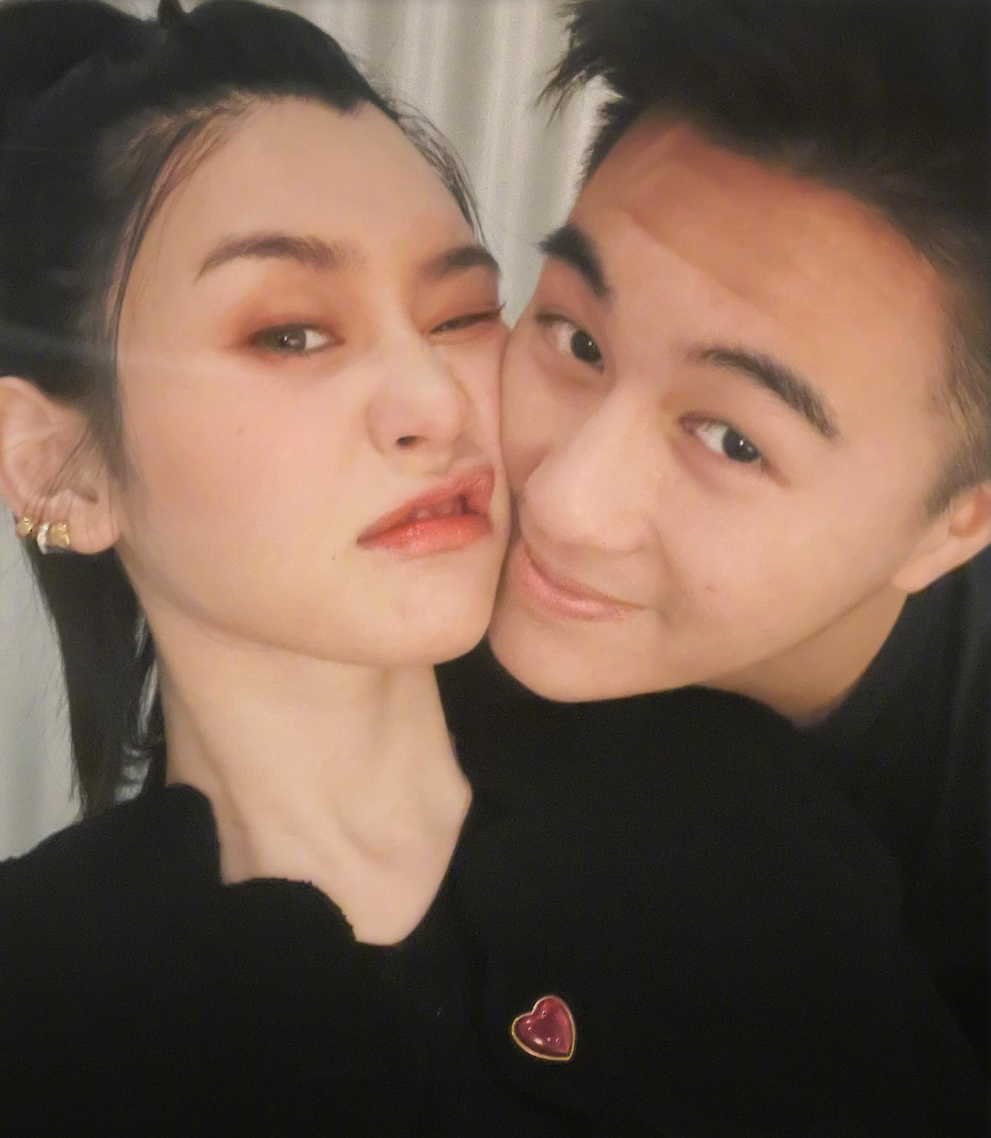 Cuộc sống hôn nhân của Hề Mộng Dao và thiếu gia sòng bạc không phải chỉ toàn màu hồng. Cuộc sống hôn nhân của Hề Mộng Dao và thiếu gia sòng bạc không phải chỉ toàn màu hồng.