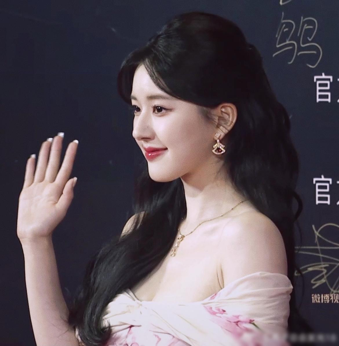 Trong loạt ảnh chưa qua chỉnh sửa, mỹ nhân sinh năm 1998 Triệu Lộ Tư nổi bật với làn da trắng mịn căng tràn sức sống. Triệu Lộ Tư đang vươn lên trở thành ngôi sao nổi tiếng nhất của nhóm nghệ sĩ sinh sau năm 1995, sau thành công của phim Tinh hán xán lạn. Trong loạt ảnh chưa qua chỉnh sửa, mỹ nhân sinh năm 1998 Triệu Lộ Tư nổi bật với làn da trắng mịn căng tràn sức sống. Triệu Lộ Tư đang vươn lên trở thành ngôi sao nổi tiếng nhất của nhóm nghệ sĩ sinh sau năm 1995, sau thành công của phim Tinh hán xán lạn.