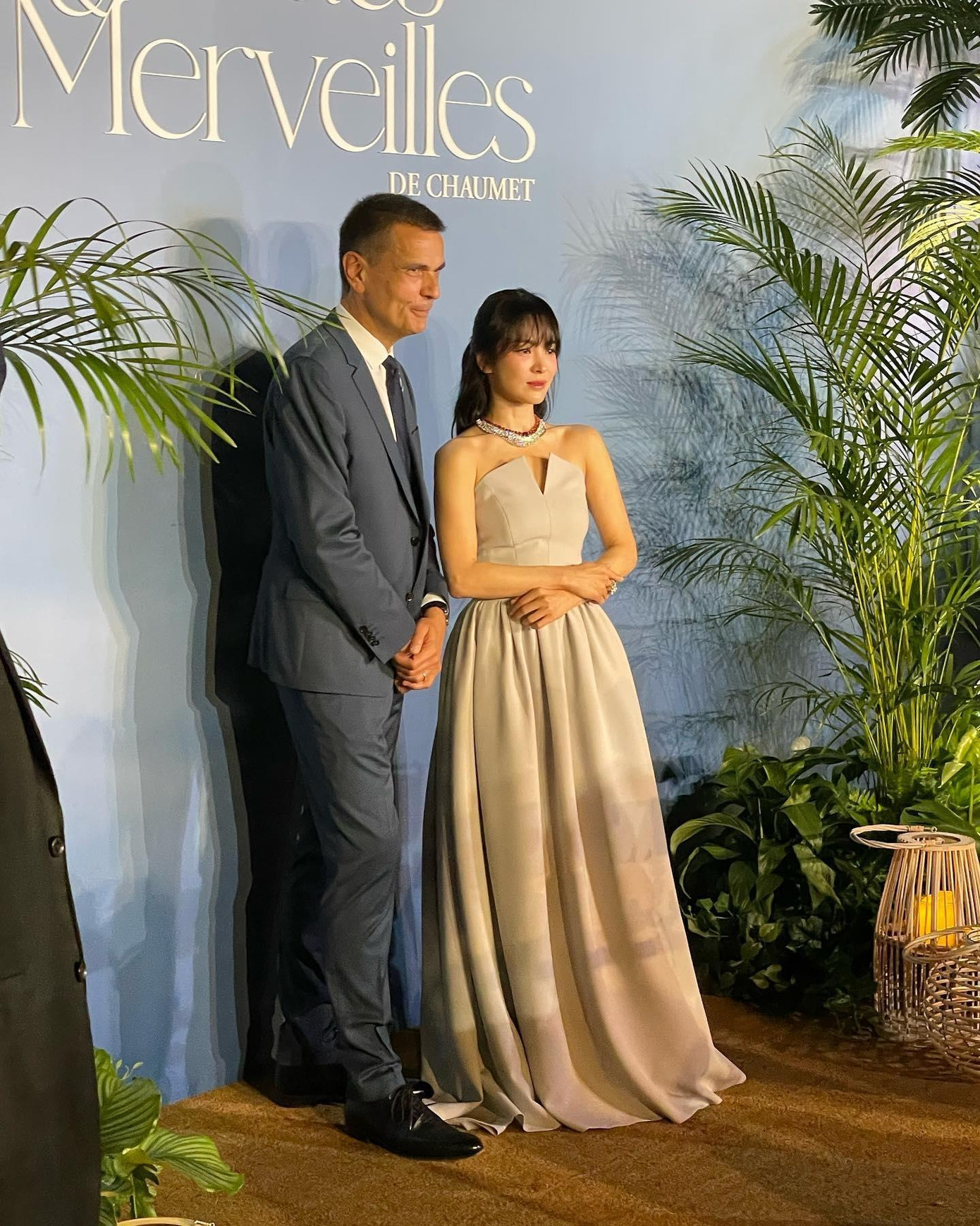 Cô được quan chức của thương hiệu đón tiếp trọng thị.