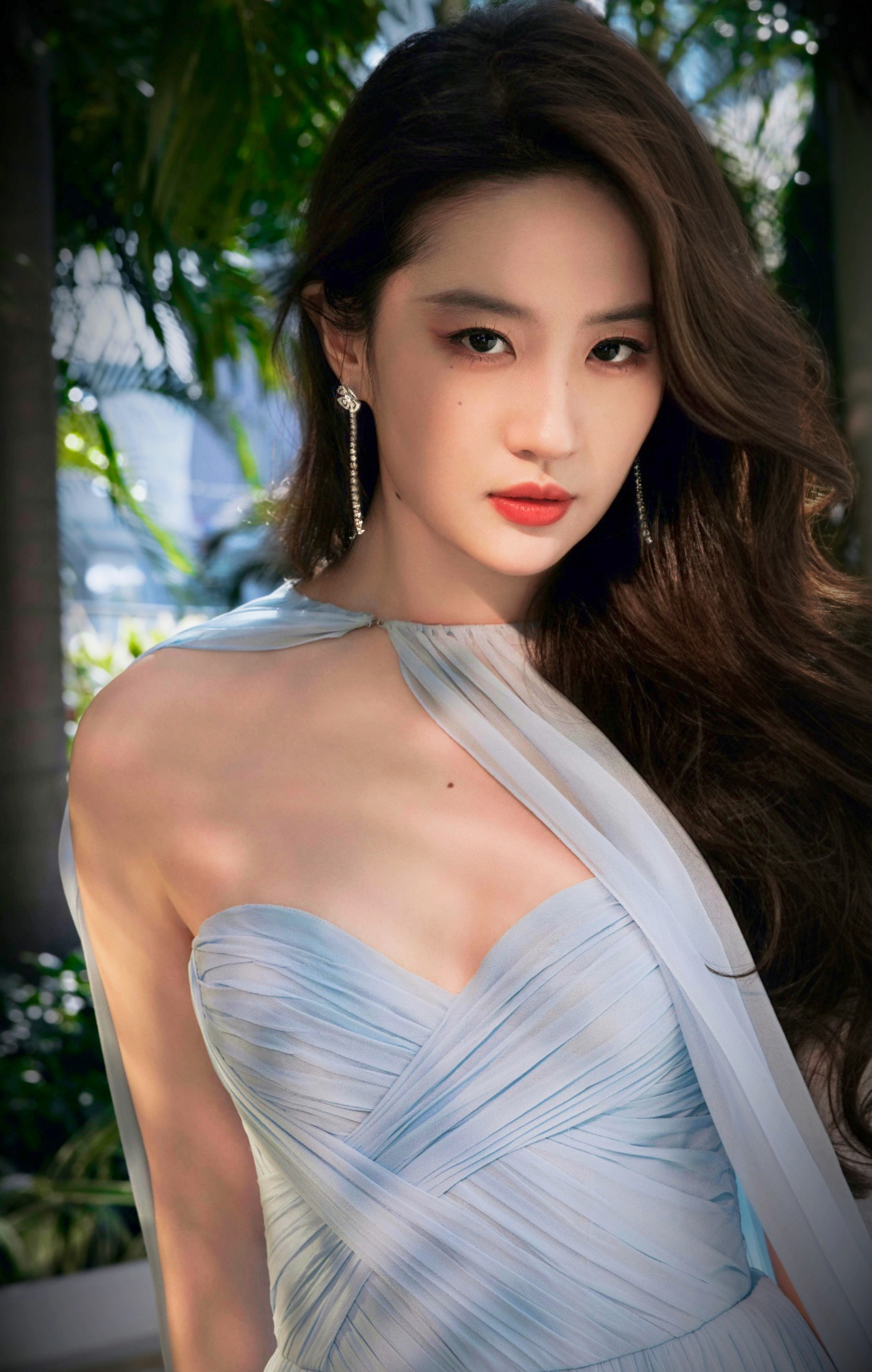 Sắp tới, Lưu Diệc Phi có bộ phim Đi đến nơi có gió lên sóng. Đây là tác phẩm thuộc kiểu đề tài &quot;bỏ phố về quê&quot;. Trong đó, người đẹp vào vai Hứa Đậu Hồng. Sau cái chết của người bạn thân, cuộc sống và công việc của Hứa Đậu Hồng đều rơi vào bế tắc. Cô quyết định bỏ việc và đến thôn Vân Miêu tại Đại Lý du lịch, nhằm cân bằng cuộc sống. Tại đây, Hứa Hồng Đậu gặp Tạ Chi Dao (Lý Hiện đóng), một thanh niên bỏ công việc lương cao tại thành phố để về quê sống. Họ tìm thấy ở nhau sự đồng điều trong tâm hồn và lý tưởng, do đó họ quyết định cùng xây dựng khách sạn, khai phá làng du lịch để giúp quê hương đổi mới.