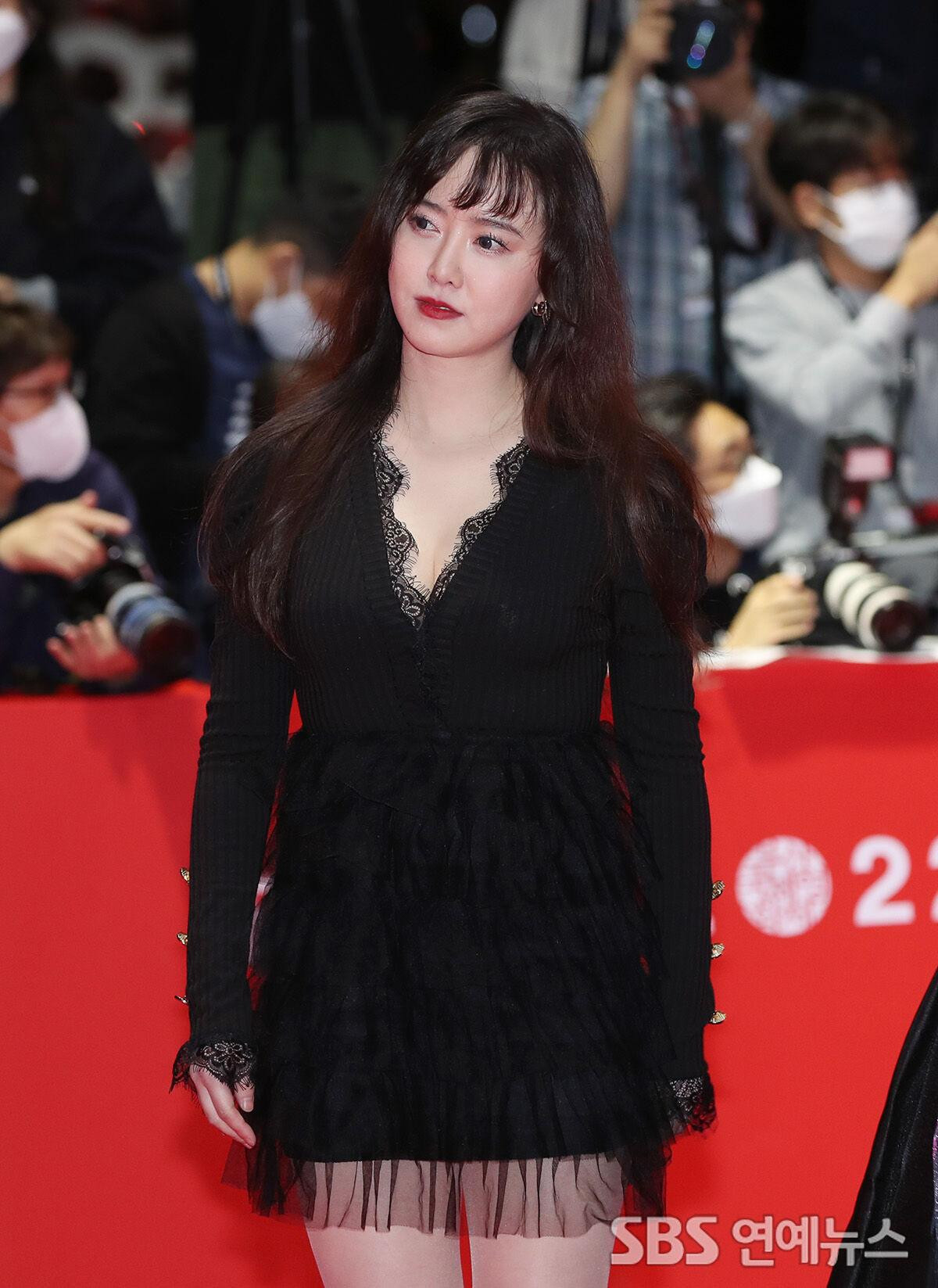 Nữ diễn viên Vườn sao băng Goo Hye Sun tăng cân trong thời gian gần đây. Do đó, cô chọn trang phục màu đen để nhìn thon gọn và làm nổi bật làn da trắng sứ. Goo Hye Sun chia sẻ cô tăng cân do stress.