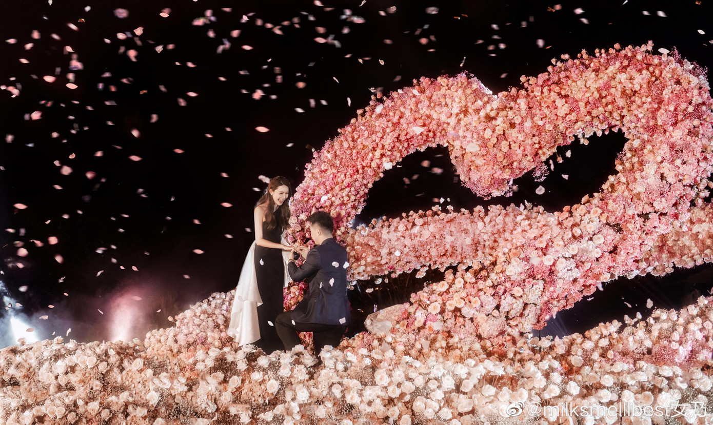 Trước đó, Trương Đại Dịch là hot girl hàng đầu của Trung Quốc. Cô được hàng triệu khán giả yêu thích với sự tự tin, đầu óc kinh doanh nhạy bén. Cô là hình mẫu cho nhiều phụ nữ vững tin khởi nghiệp, đạt thành công trong lĩnh vực thương mại điện tử.