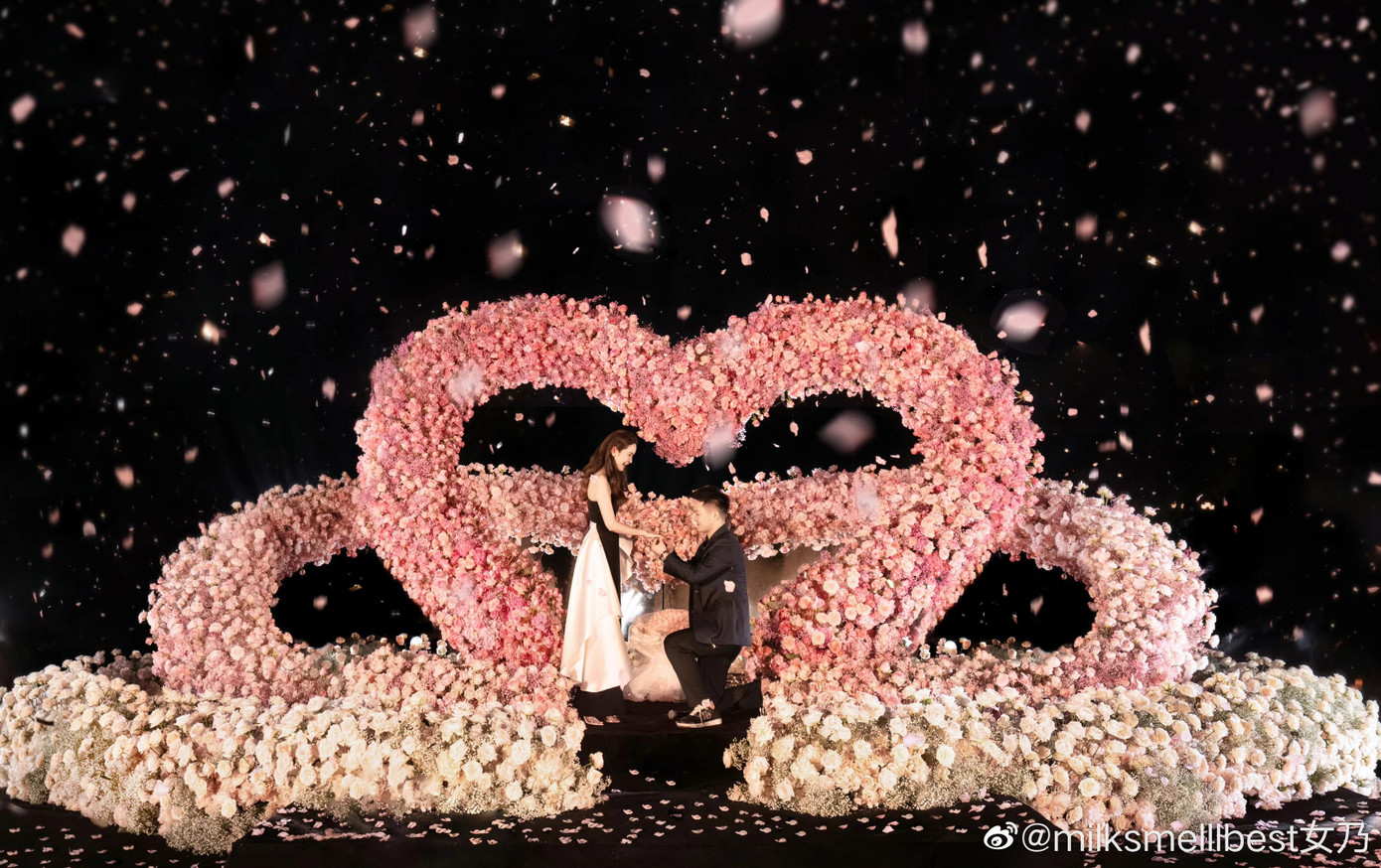 Theo Sina, bạn trai của Trương Đại Dịch là Liêu Quân Hào, xuất thân trong gia đình bề thế, kinh doanh bất động sản tại Tứ Xuyên. Cả hai hẹn hò từ đầu năm, sau khi Trương Đại Dịch chuyển từ Hàng Châu tới Thành Đô (Tứ Xuyên) để làm lại sự nghiệp, quên đi bê bối đời tư.