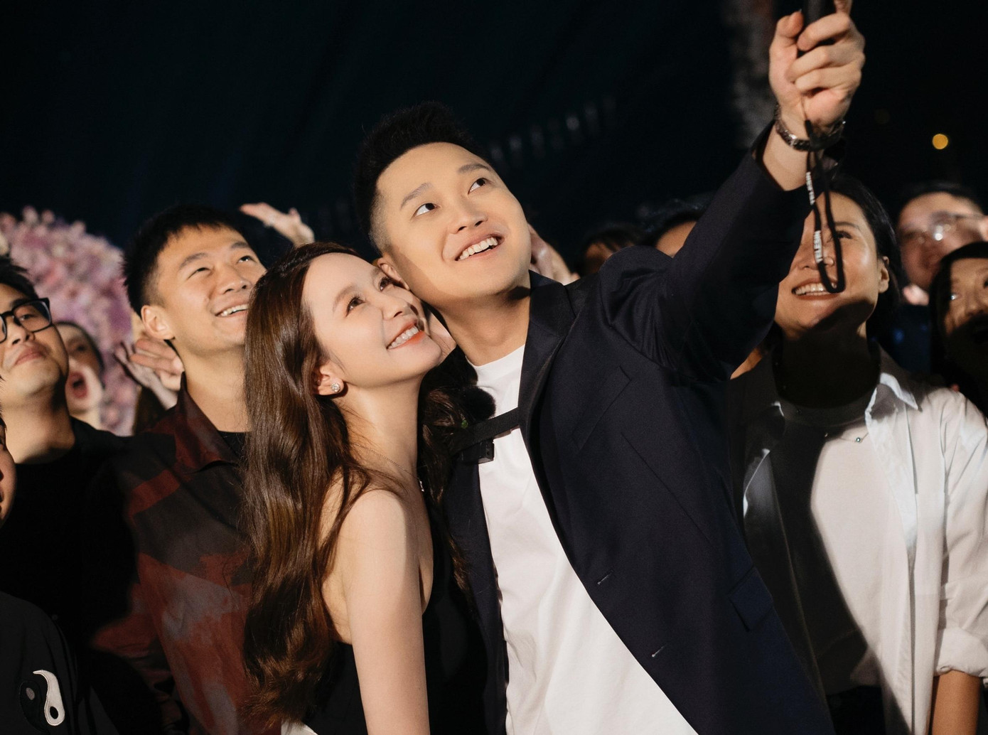 Công ty Ruhnn Holding của Trương Đại Dịch còn dự định niêm yết trên sàn chứng khoán. Nhưng sự kiện đã bị hủy vì vợ của Tưởng Phàm là Đổng Hoa Hoa lên mạng xã hội, tố cáo Trương Đại Dịch cặp kè với chồng mình.