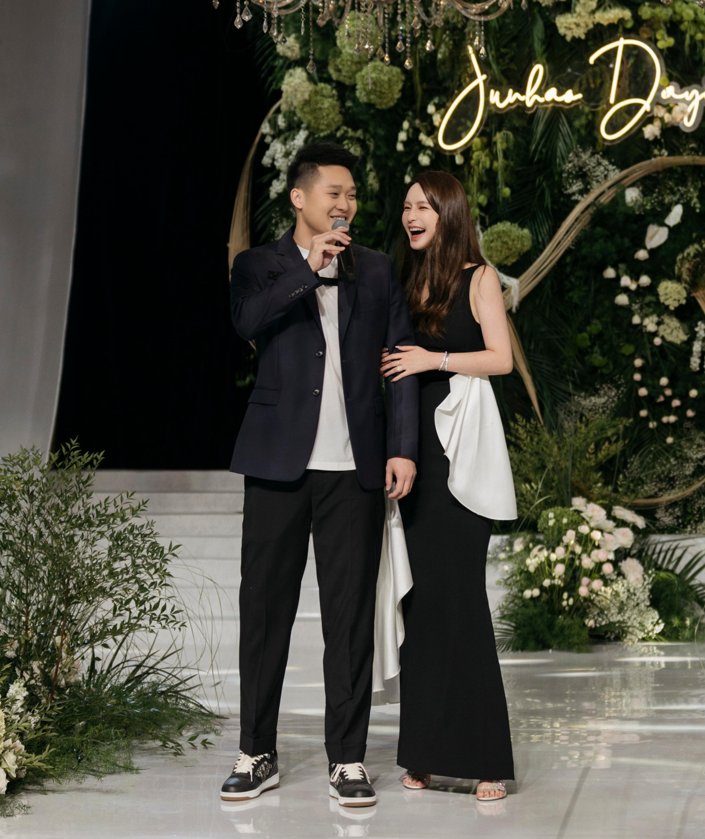 Hồi tháng 4, có thông tin Tưởng Phàm kết hôn với Trương Đại Dịch sau khi ly hôn vợ cũ. Tuy nhiên, Trương Đại Dịch phủ nhận và khẳng định kiện những người tung tin đồn thất thiệt.