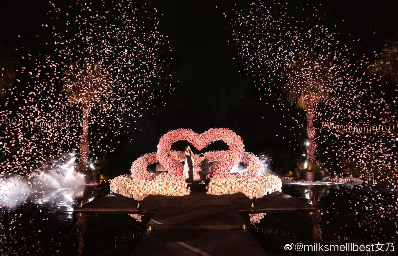 Trên trang cá nhân, Trương Đại Dịch hạnh phúc chia sẻ: "Núi có đỉnh, biển có bờ, em có anh".