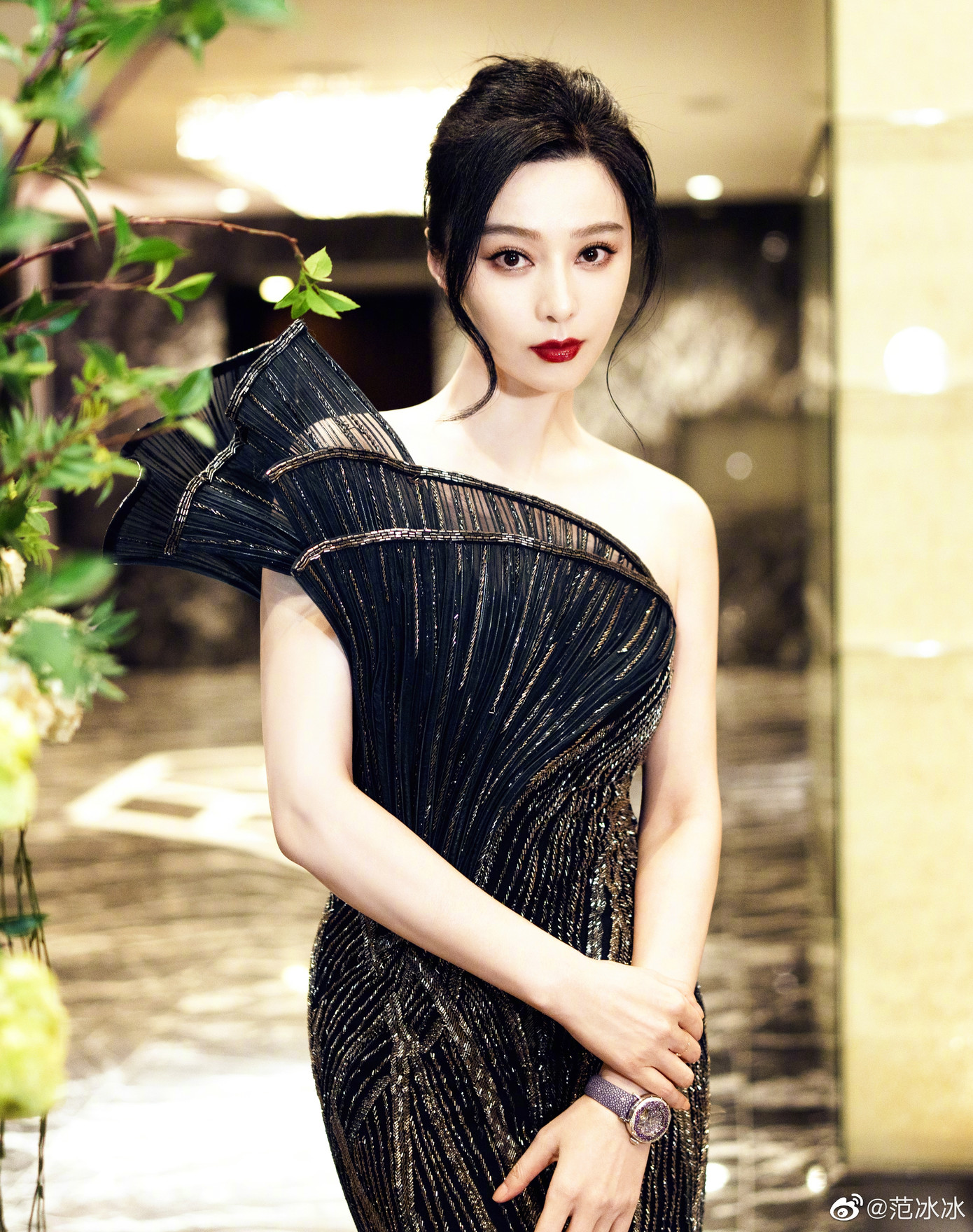 "Phạm Băng Băng đúng là nữ hoàng thảm đỏ, thiếu cô ấy các sự kiện trở nên tẻ nhạt", "Không có nghệ sĩ nào có thể nổi bật ở mọi khoảnh khắc, luôn lấn át các minh tinh khác như Phạm Băng Băng", "Cô ấy giữ được sắc vóc thật tốt", "Dù nàng đã rời khỏi giang hồ, giang hồ vẫn có truyền thuyết về nàng, câu này rất đúng với Phạm Băng Băng. Dù Phạm Băng Băng đã nửa thoái ẩn, khán giả vẫn phải ca ngợi nhan sắc của cô ấy", là bình luận của khán giả dành cho nữ diễn viên Hoàn Châu cách cách. "Phạm Băng Băng đúng là nữ hoàng thảm đỏ, thiếu cô ấy các sự kiện trở nên tẻ nhạt", "Không có nghệ sĩ nào có thể nổi bật ở mọi khoảnh khắc, luôn lấn át các minh tinh khác như Phạm Băng Băng", "Cô ấy giữ được sắc vóc thật tốt", "Dù nàng đã rời khỏi giang hồ, giang hồ vẫn có truyền thuyết về nàng, câu này rất đúng với Phạm Băng Băng. Dù Phạm Băng Băng đã nửa thoái ẩn, khán giả vẫn phải ca ngợi nhan sắc của cô ấy", là bình luận của khán giả dành cho nữ diễn viên Hoàn Châu cách cách.