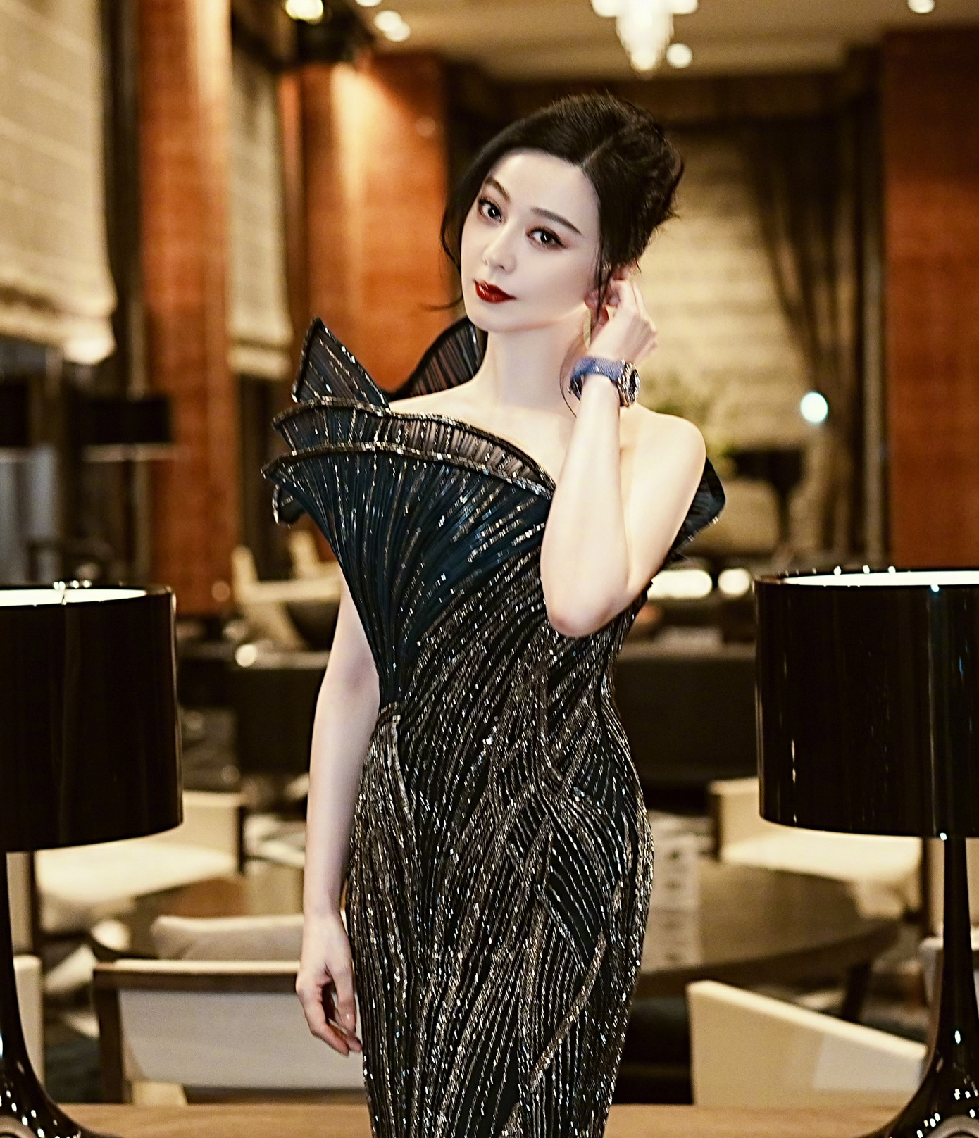 "Phạm Băng Băng đúng là nữ hoàng thảm đỏ, thiếu cô ấy các sự kiện trở nên tẻ nhạt", "Không có nghệ sĩ nào có thể nổi bật ở mọi khoảnh khắc, luôn lấn át các minh tinh khác như Phạm Băng Băng", "Cô ấy giữ được sắc vóc thật tốt", "Dù nàng đã rời khỏi giang hồ, giang hồ vẫn có truyền thuyết về nàng, câu này rất đúng với Phạm Băng Băng. Dù Phạm Băng Băng đã nửa thoái ẩn, khán giả vẫn phải ca ngợi nhan sắc của cô ấy", là bình luận của khán giả dành cho nữ diễn viên Hoàn Châu cách cách. "Phạm Băng Băng đúng là nữ hoàng thảm đỏ, thiếu cô ấy các sự kiện trở nên tẻ nhạt", "Không có nghệ sĩ nào có thể nổi bật ở mọi khoảnh khắc, luôn lấn át các minh tinh khác như Phạm Băng Băng", "Cô ấy giữ được sắc vóc thật tốt", "Dù nàng đã rời khỏi giang hồ, giang hồ vẫn có truyền thuyết về nàng, câu này rất đúng với Phạm Băng Băng. Dù Phạm Băng Băng đã nửa thoái ẩn, khán giả vẫn phải ca ngợi nhan sắc của cô ấy", là bình luận của khán giả dành cho nữ diễn viên Hoàn Châu cách cách.