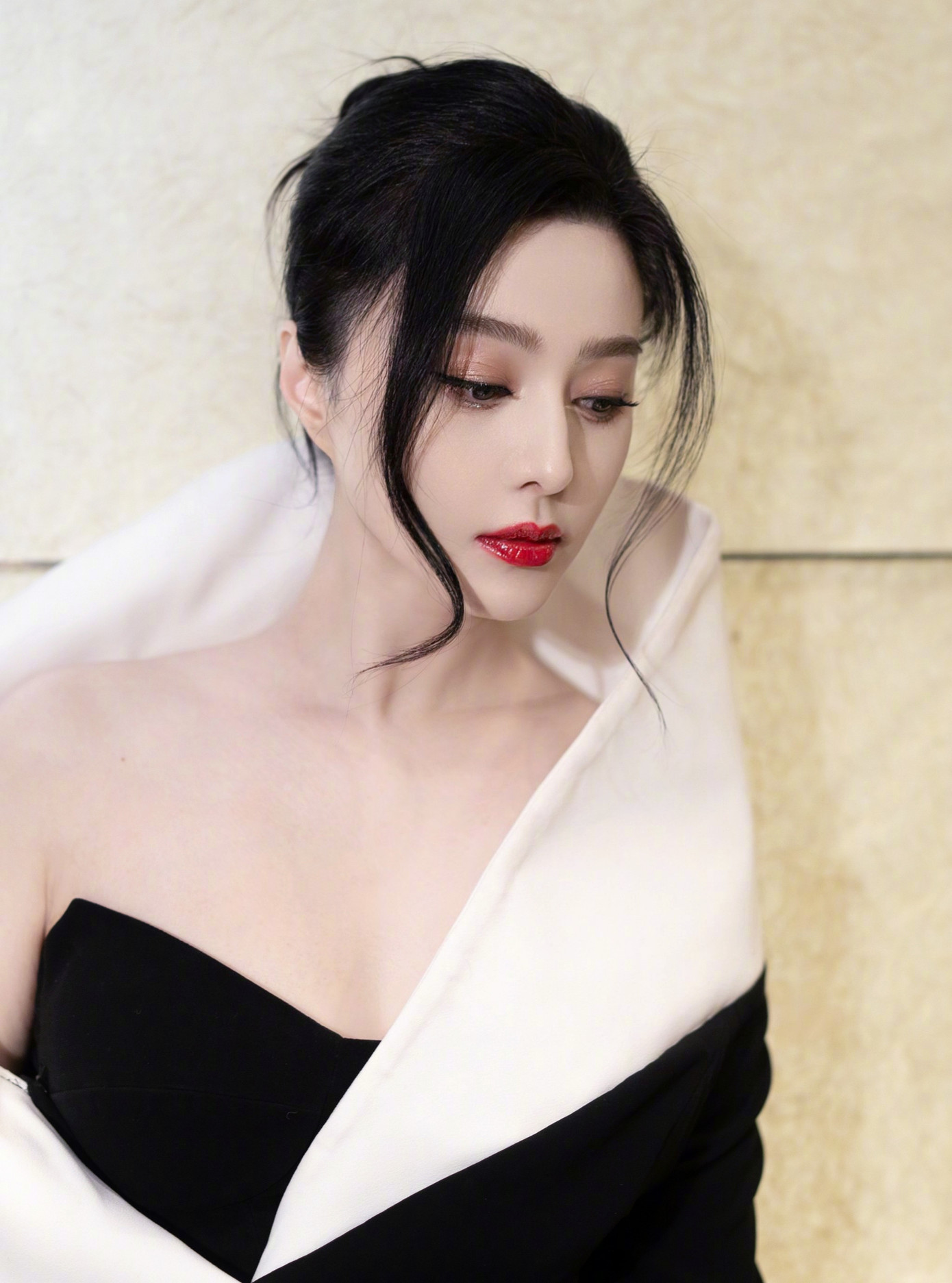 Ngày 21/12, trên trang cá nhân Phạm Băng Băng chia sẻ một số hình ảnh cô tham gia sự kiện tại Nhật Bản. Nữ diễn viên quyến rũ trong những bộ trang phục đắt giá. Phạm Băng Băng được khen ngợi trẻ trung, quyến rũ với phong thái đầy quyền lực ở tuổi 41. Mặc dù đã bị tẩy chay khỏi giới giải trí, khán giả vẫn dành nhiều tình cảm cho Phạm Băng Băng và ca ngợi nhan sắc hiếm có của nữ diễn viên. Ngày 21/12, trên trang cá nhân Phạm Băng Băng chia sẻ một số hình ảnh cô tham gia sự kiện tại Nhật Bản. Nữ diễn viên quyến rũ trong những bộ trang phục đắt giá. Phạm Băng Băng được khen ngợi trẻ trung, quyến rũ với phong thái đầy quyền lực ở tuổi 41. Mặc dù đã bị tẩy chay khỏi giới giải trí, khán giả vẫn dành nhiều tình cảm cho Phạm Băng Băng và ca ngợi nhan sắc hiếm có của nữ diễn viên.