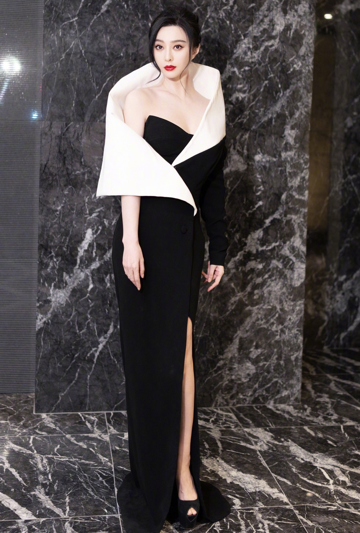 Tuy nhiên, sự nghiệp lừng lẫy của Phạm Băng Băng sụp đổ sau bê bối trốn thuế năm 2018. Người đẹp bị phạt 130 triệu USD (hơn 3.000 tỷ đồng), bị cấm hoạt động và không có bất kỳ tác phẩm điện ảnh nói tiếng Trung nào ra mắt trong vòng 4 năm trở lại đây. Tuy nhiên, sự nghiệp lừng lẫy của Phạm Băng Băng sụp đổ sau bê bối trốn thuế năm 2018. Người đẹp bị phạt 130 triệu USD (hơn 3.000 tỷ đồng), bị cấm hoạt động và không có bất kỳ tác phẩm điện ảnh nói tiếng Trung nào ra mắt trong vòng 4 năm trở lại đây.