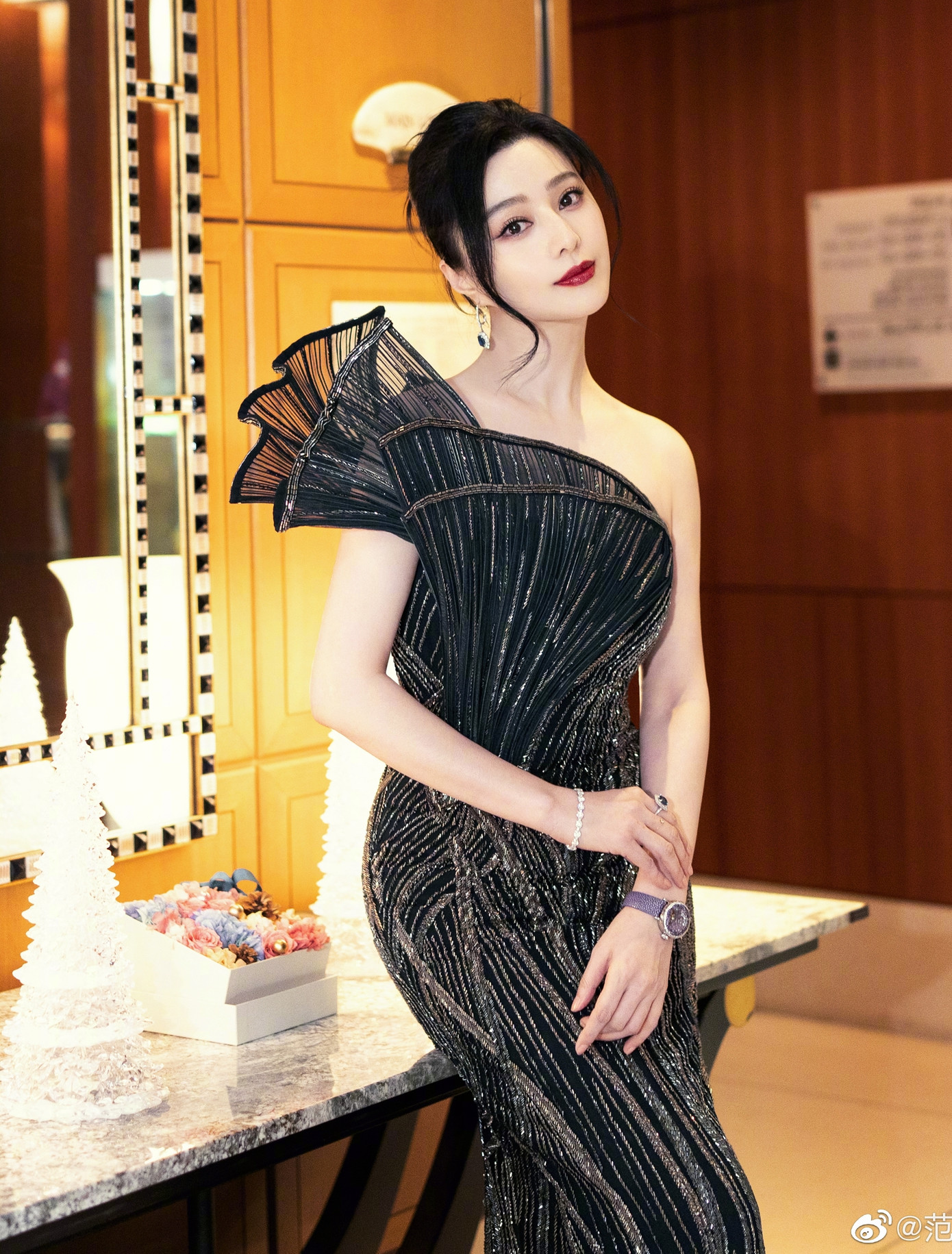 Về chuyện tình cảm, Phạm Băng Băng vướng tin hẹn hò với doanh nhân Quách Nham Phong. Người này từng xuất hiện bên nữ diễn viên và gia đình trong những video riêng tư. Bên cạnh đó, Quách Nham Phong còn giúp đỡ nữ diễn viên trong công việc kinh doanh. Người hâm mộ mong muốn Phạm Băng Băng sẽ tìm được bến đỗ yên bình ở tuổi ngoài 40. Về chuyện tình cảm, Phạm Băng Băng vướng tin hẹn hò với doanh nhân Quách Nham Phong. Người này từng xuất hiện bên nữ diễn viên và gia đình trong những video riêng tư. Bên cạnh đó, Quách Nham Phong còn giúp đỡ nữ diễn viên trong công việc kinh doanh. Người hâm mộ mong muốn Phạm Băng Băng sẽ tìm được bến đỗ yên bình ở tuổi ngoài 40.