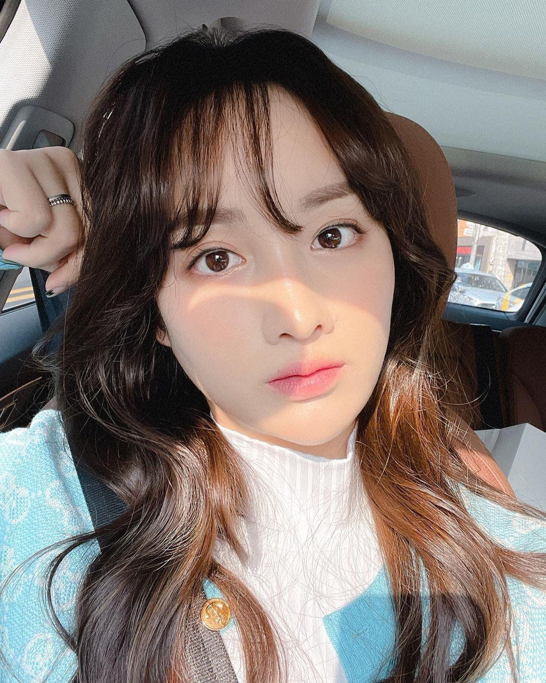 Tuy nhiên, Bi Rain và Kim Tae Hee là cặp đôi vàng được ngưỡng mộ bậc nhất tại Hàn Quốc. Do đó, thông tin Bi Rain phản bội vợ khiến truyền thông chấn động, tên tuổi của Park Gyeol cũng tràn ngập các mặt báo.