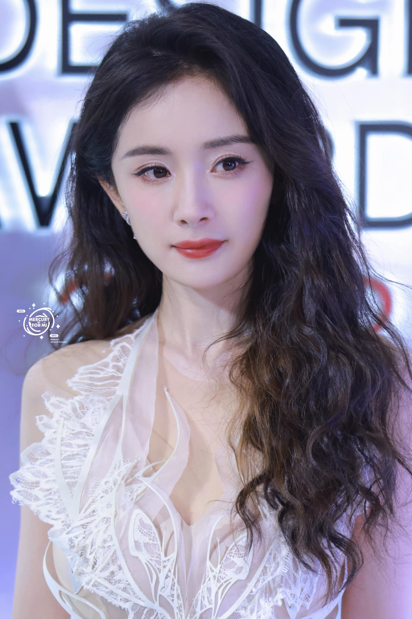 Dương Mịch gặp rắc rối liên quan tới tiền bạc dịp cuối năm. Dương Mịch gặp rắc rối liên quan tới tiền bạc dịp cuối năm.