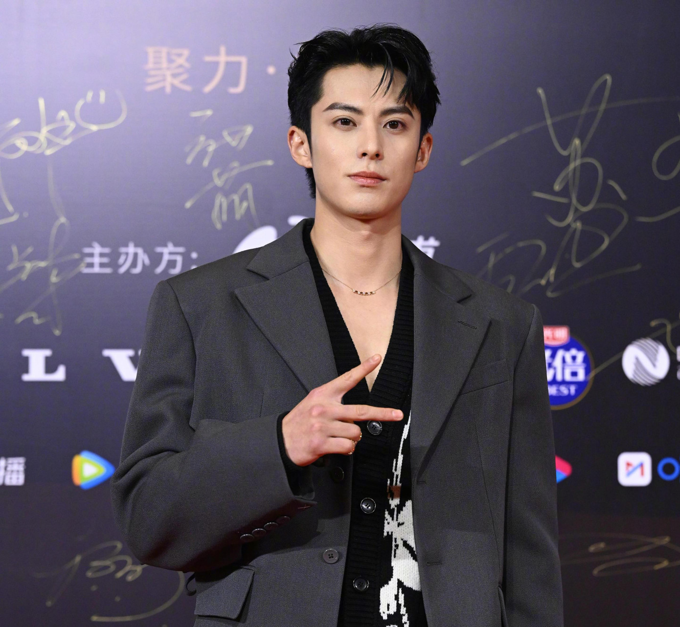 "Tôn Thượng" Vương Hạc Đệ điển trai trên thảm đỏ. Vương Hạc Đệ thu về hàng triệu người hâm mộ nhờ phim Thương Lan Quyết. Bên phải là tài tử Trần Triết Viễn, bạn diễn của Triệu Lộ Tư trong Vụng trộm không thể giấu, cũng là sao nam 9X được yêu thích. "Tôn Thượng" Vương Hạc Đệ điển trai trên thảm đỏ. Vương Hạc Đệ thu về hàng triệu người hâm mộ nhờ phim Thương Lan Quyết. Bên phải là tài tử Trần Triết Viễn, bạn diễn của Triệu Lộ Tư trong Vụng trộm không thể giấu, cũng là sao nam 9X được yêu thích.