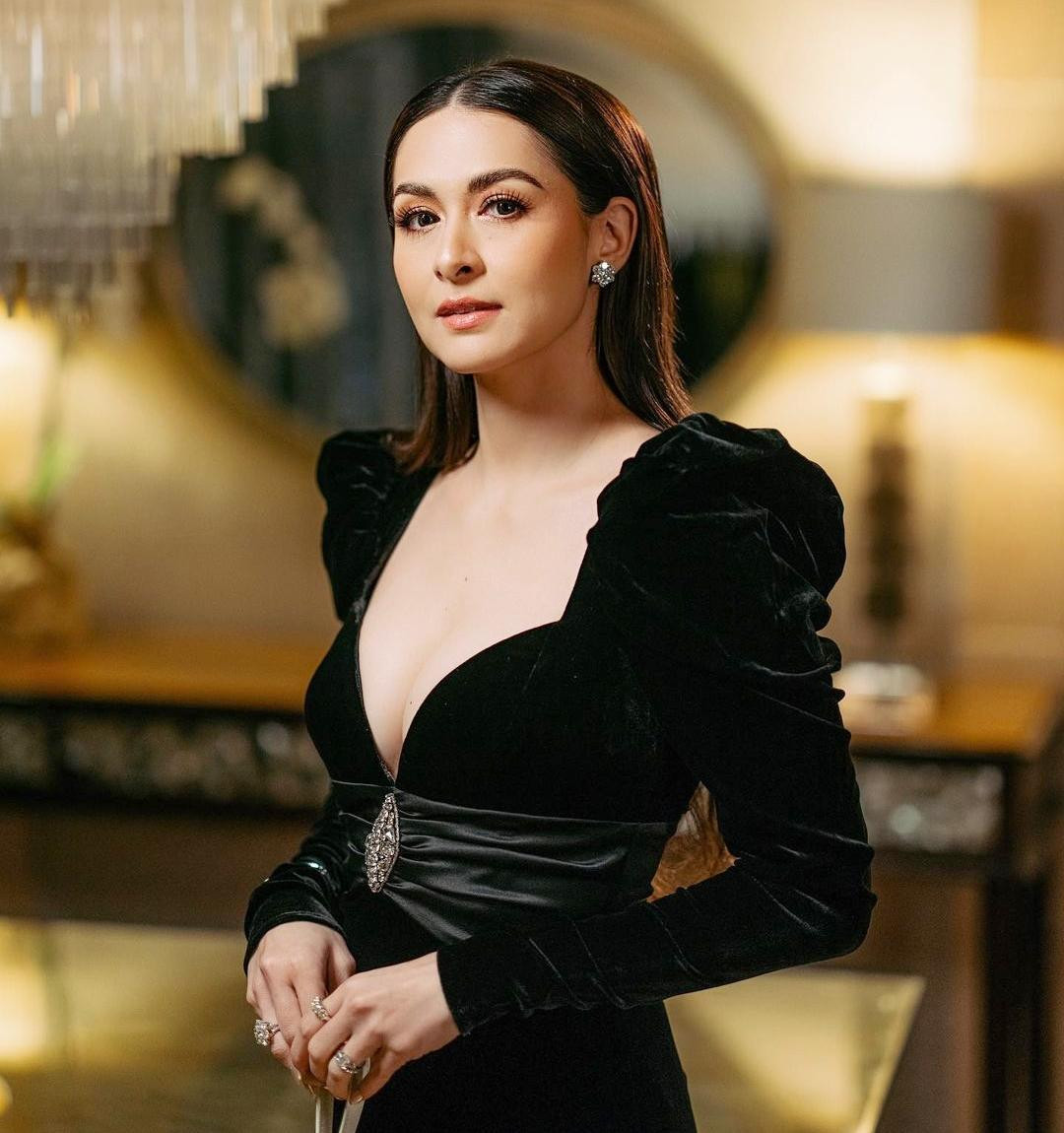 Bên cạnh đó, trong các sự kiện lớn, Marian Rivera thường chọn những trang phục trễ ngực, khoe vai. Hồi tháng 10, cô diện đầm Alessandra Rich dự một lễ trao giải. Nữ diễn viên tạo điểm nhấn với túi hình quả trứng của Simone Rocha.