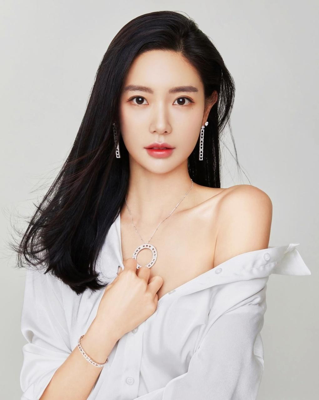 Âm dương họa bì được đánh giá cao hơn về dàn diễn viên và câu chuyện. Trong đó, thủ vai nữ chính họa yêu Ly Thanh là nữ diễn viên Đỗ Vũ Thần, &quot;bom sex&quot; xứ Hàn Clara đóng vai yêu quái Liên Liên. Với phong cách cá tính, mạnh mẽ, người đẹp Lý Mục Vân thể hiện vai Từ Phán.