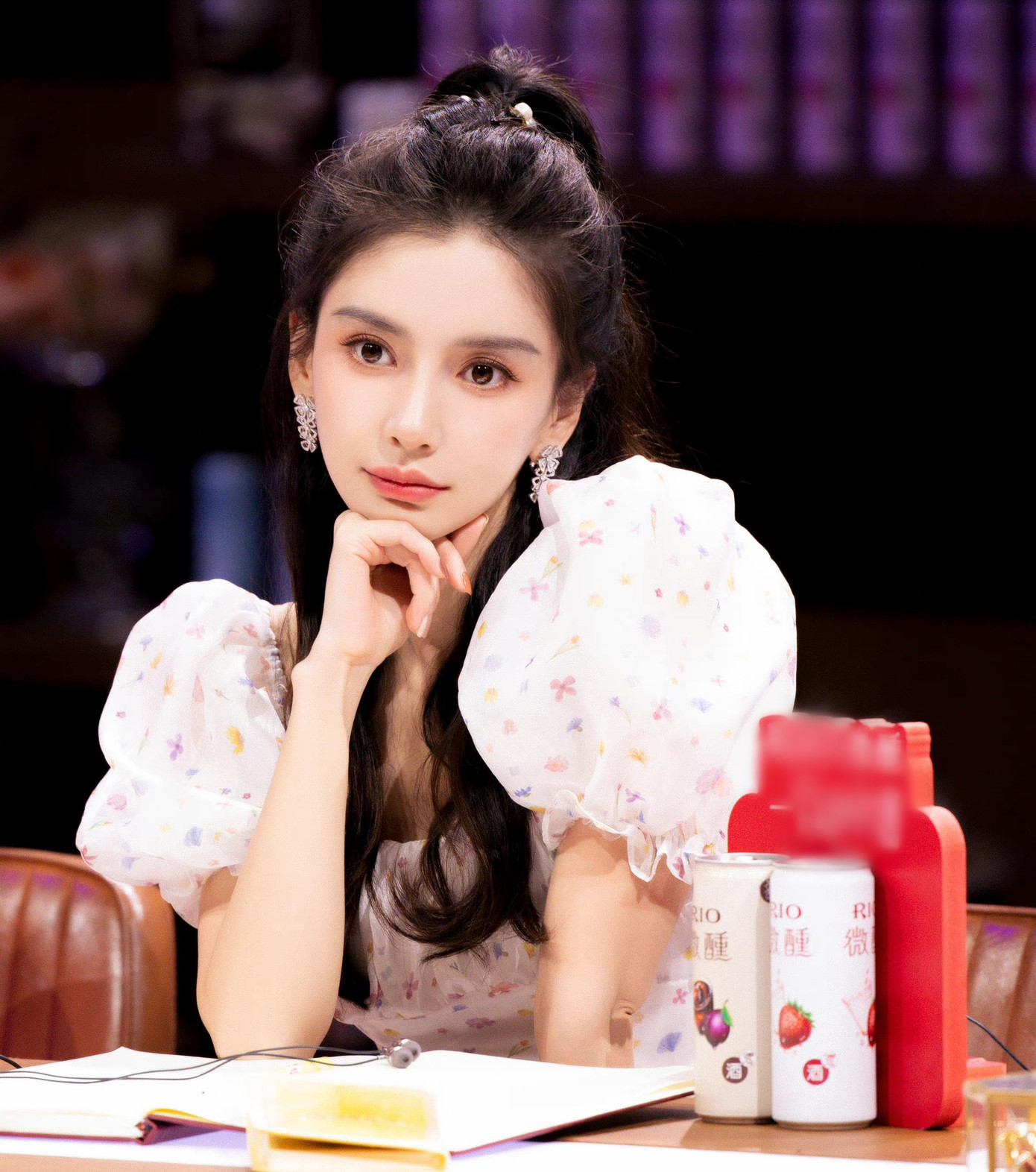 Angelababy tham gia show về tình cảm nhưng bị chê không phù hợp. Angelababy tham gia show về tình cảm nhưng bị chê không phù hợp.