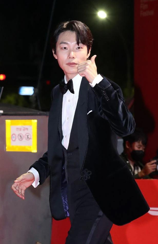 Nam diễn viên Ryu Jun Yeol và người đẹp Jeon Yeo Bin giữ vai trò MC của lễ khai mạc.