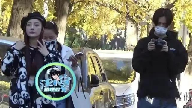 Lý Tiểu Lộ hẹn hò rapper kém 12 tuổi Triệu Dục Đào. Ảnh: 163, Sina.